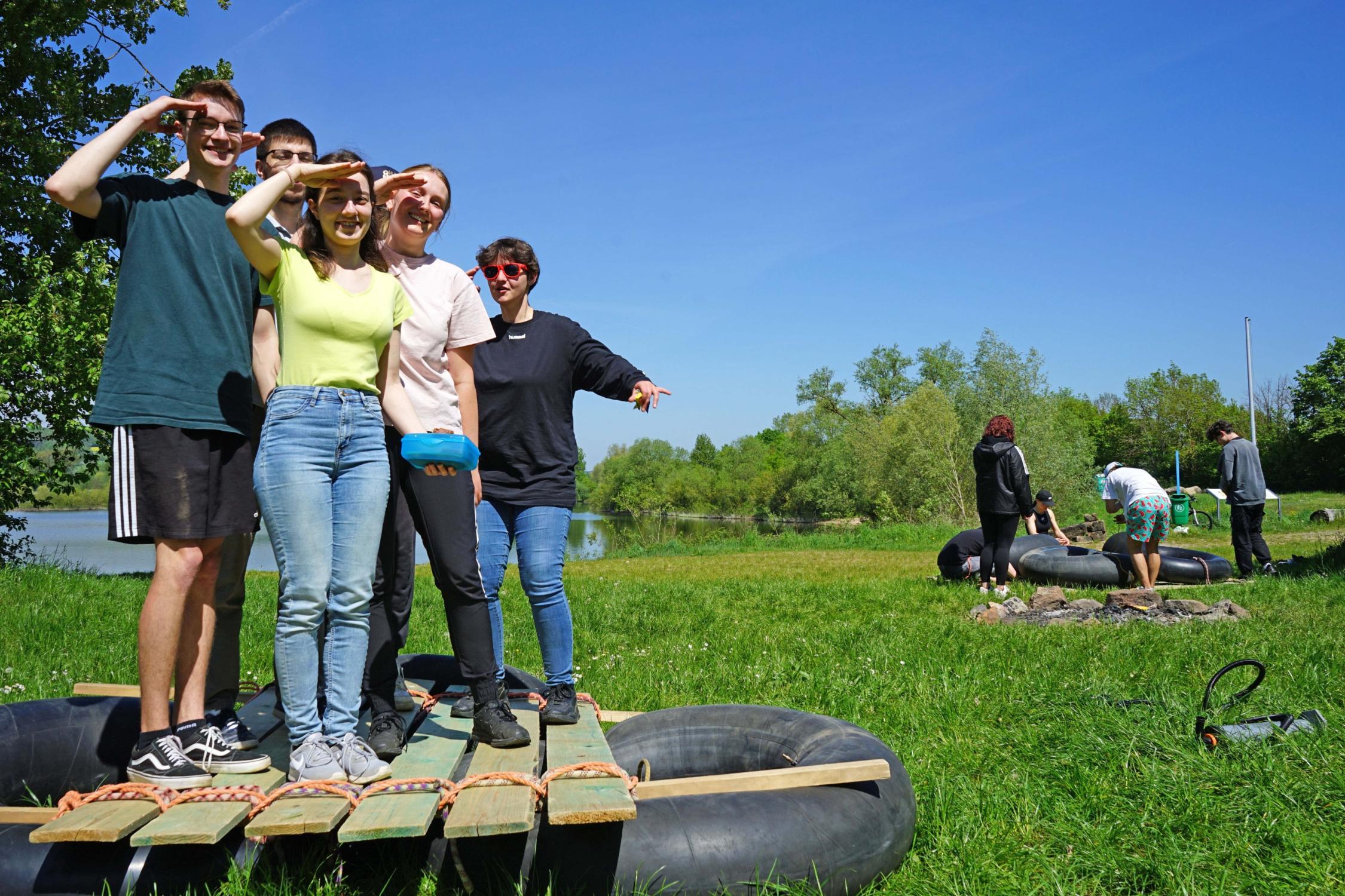 FSJ-Gruppe auf selbstgebautem Floß