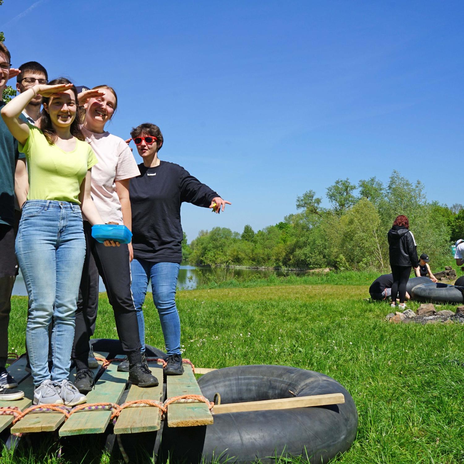 FSJ-Gruppe auf selbstgebautem Floß