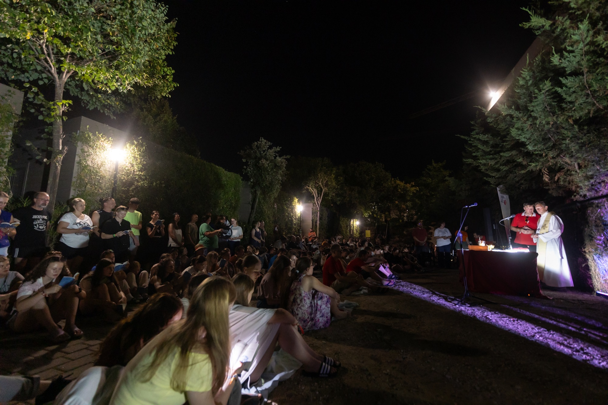 Erzbischof Herwig Gössl feierte mit Ministrantinnen und Ministranten einen abendlichen Gottesdienst auf dem Campingplatz in Rom.