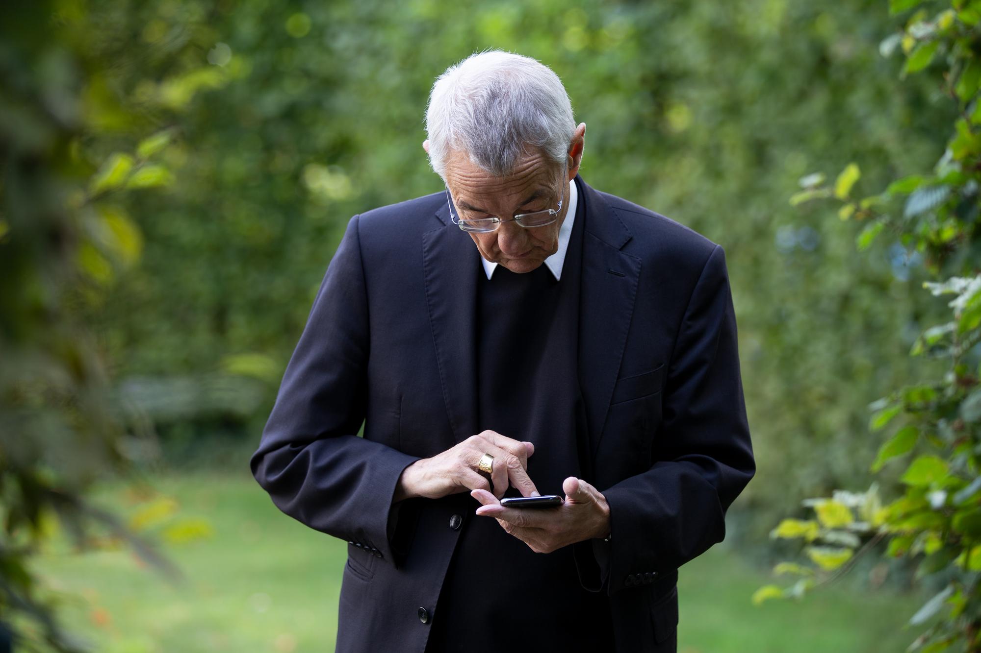 Erzbischof Ludwig Schick am Smartphone