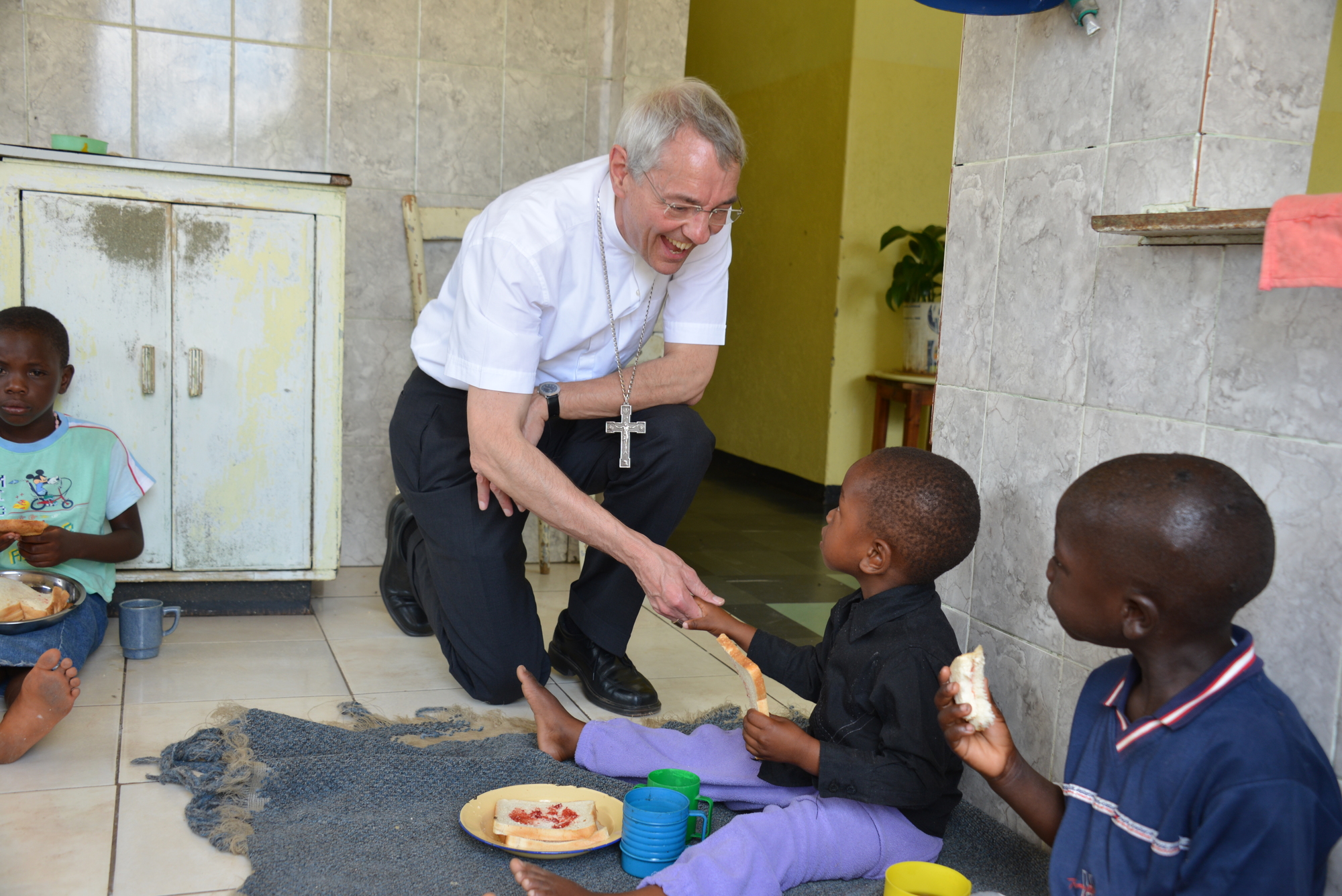Erzbischof Ludwig Schick im Kinderdorf Makumbi in Simbabwe Afrika