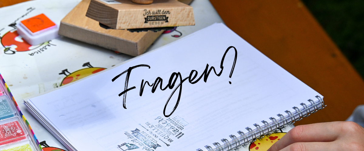 'Fragen?' auf einem Notizblock