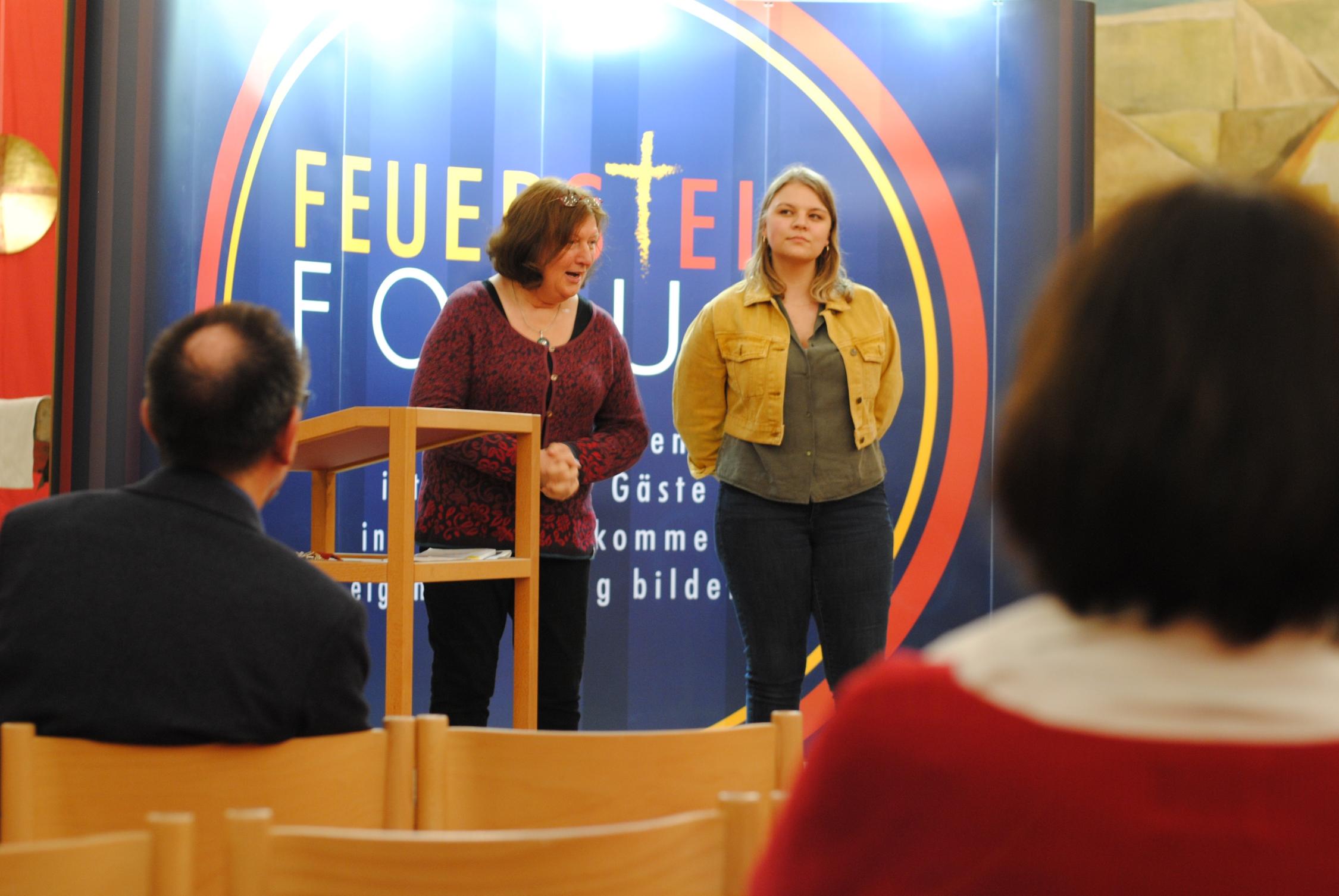 Gabi Kaulen von der Burg Feuerstein im Gespräch mit Filmemacherin und Malerin Melanie Hooker.