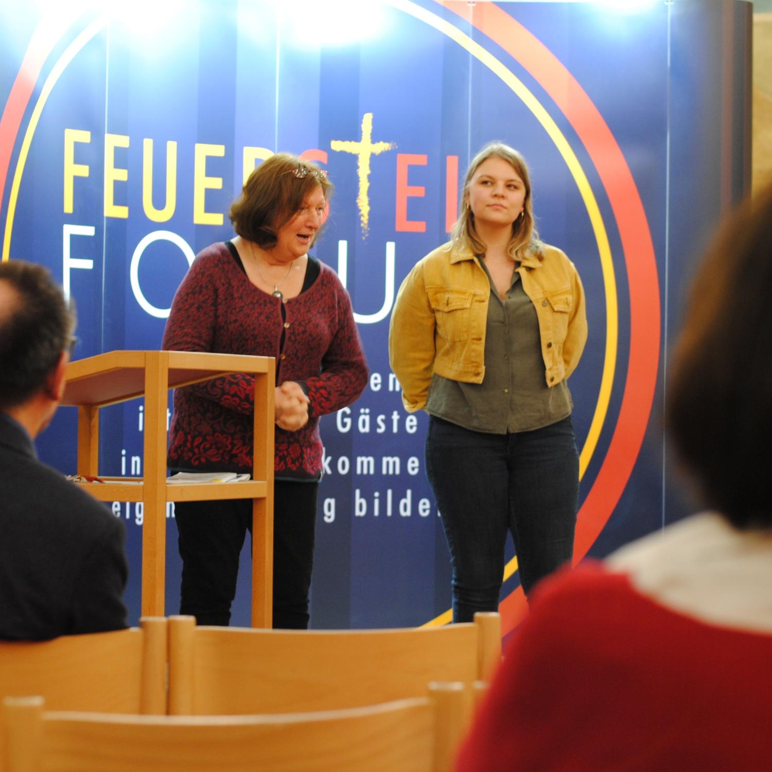 Gabi Kaulen von der Burg Feuerstein im Gespräch mit Filmemacherin und Malerin Melanie Hooker.