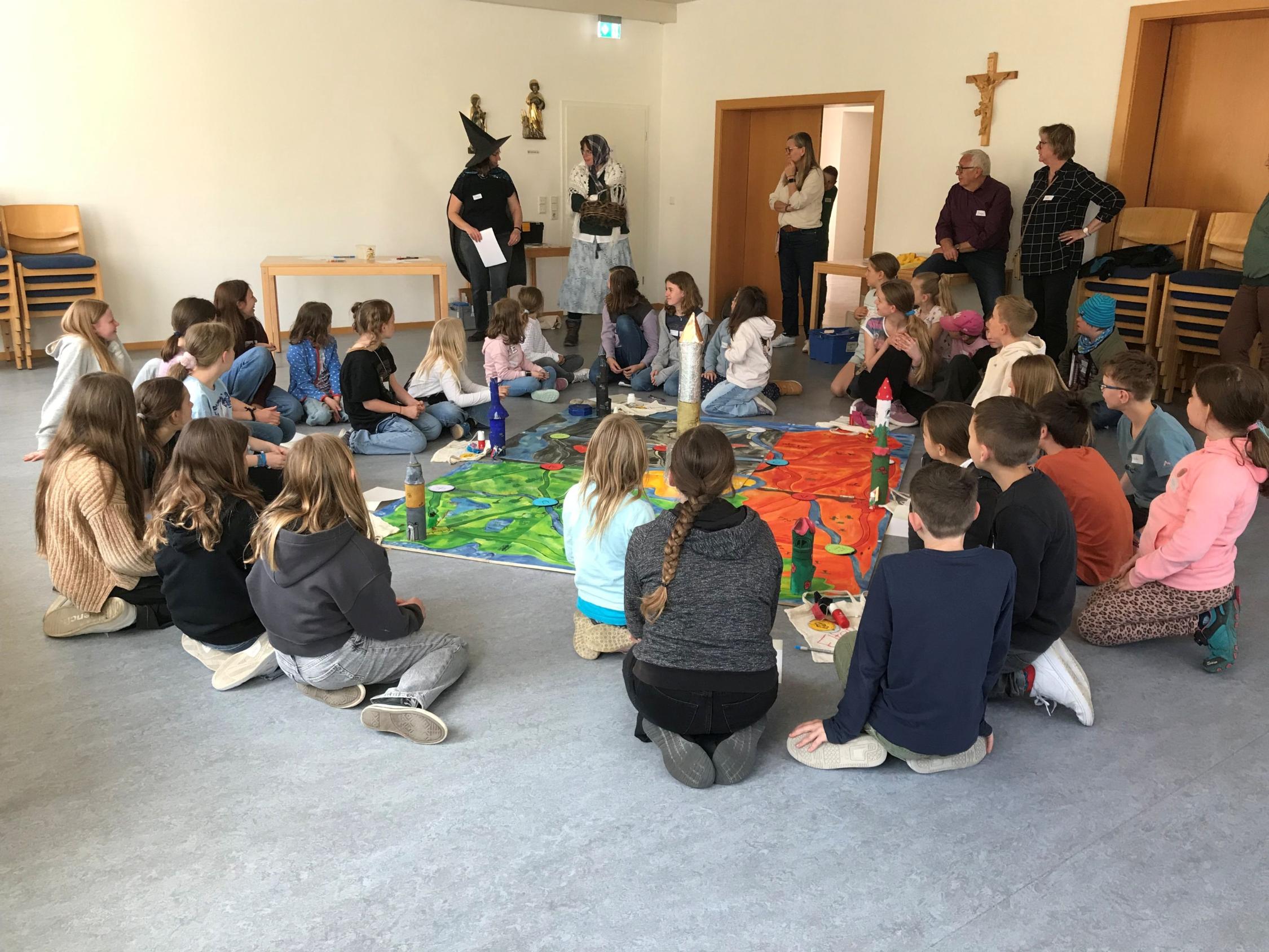 Hexe und Spielleitung im Disput über die Spielregeln.
