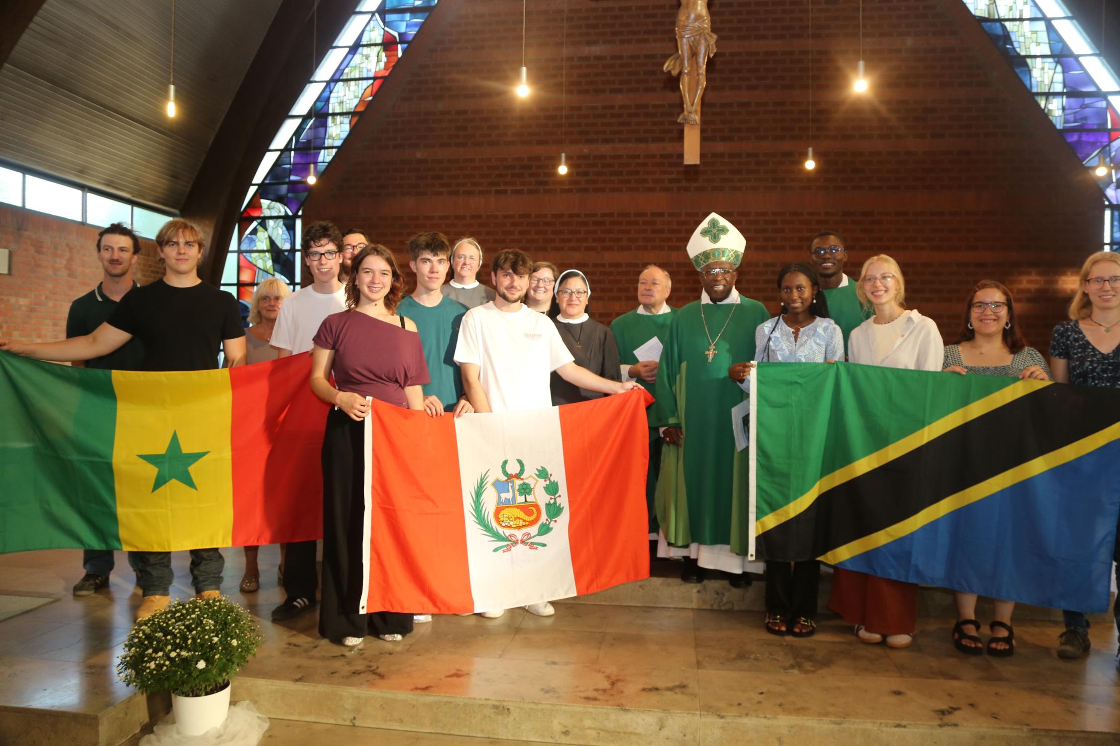 Generalvikar Georg Kestel verabschiedete in einem Entsendegottesdienst in Bamberg die Weltfreiwilligen in den Senegal, nach Tansania, Peru und Indien.