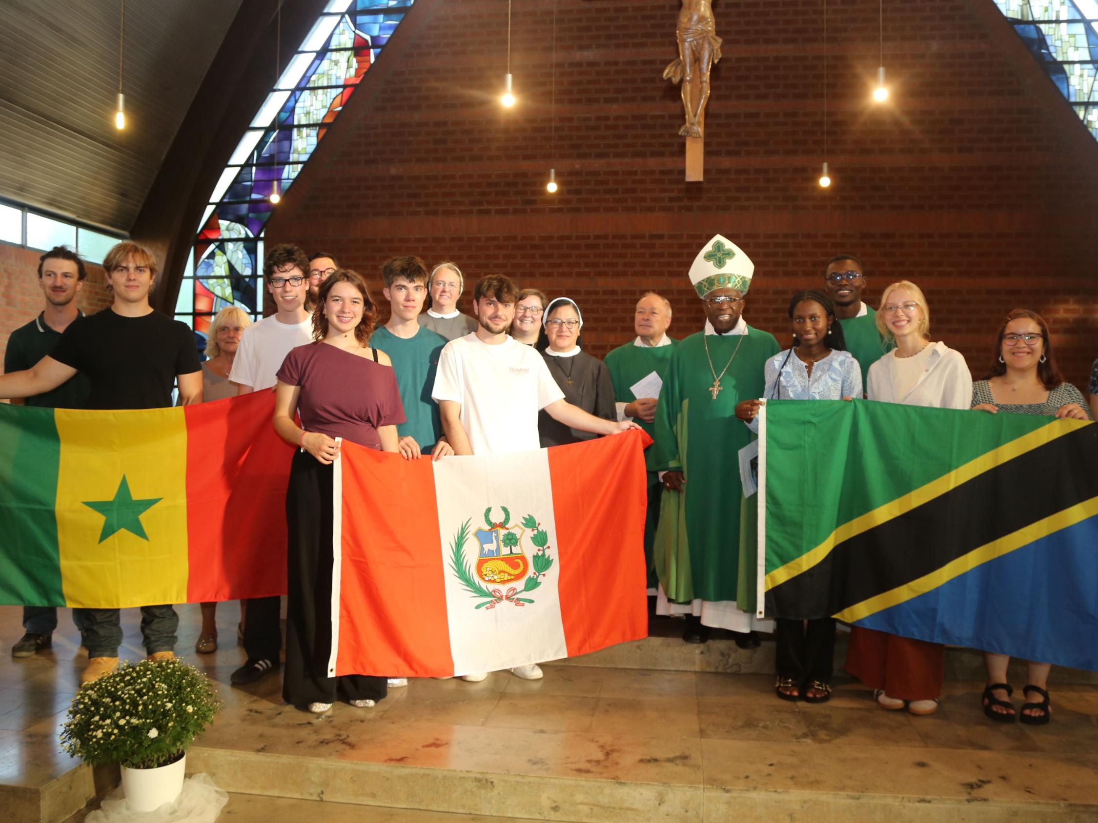 Generalvikar Georg Kestel verabschiedete in einem Entsendegottesdienst in Bamberg die Weltfreiwilligen in den Senegal, nach Tansania, Peru und Indien.