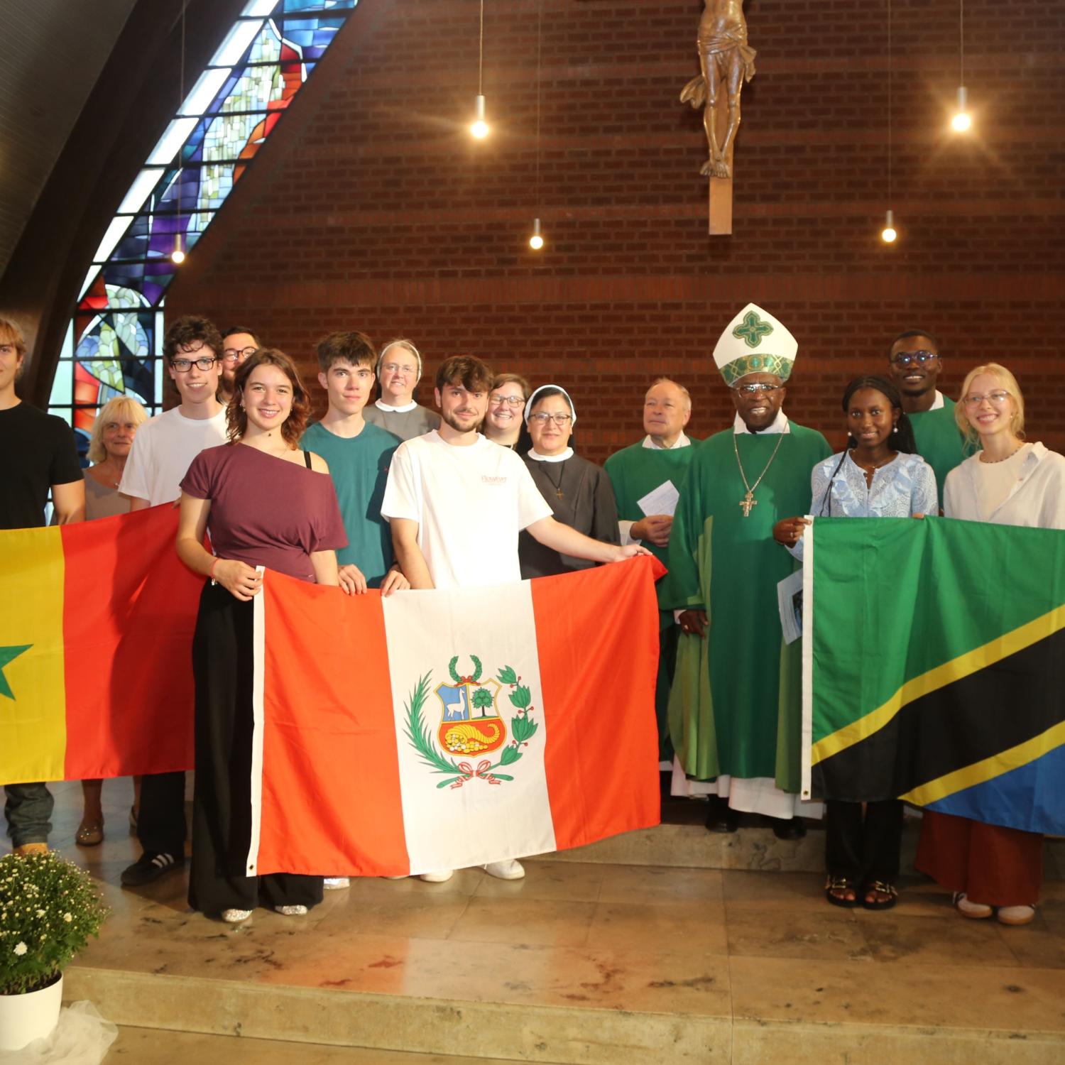 Generalvikar Georg Kestel verabschiedete in einem Entsendegottesdienst in Bamberg die Weltfreiwilligen in den Senegal, nach Tansania, Peru und Indien.