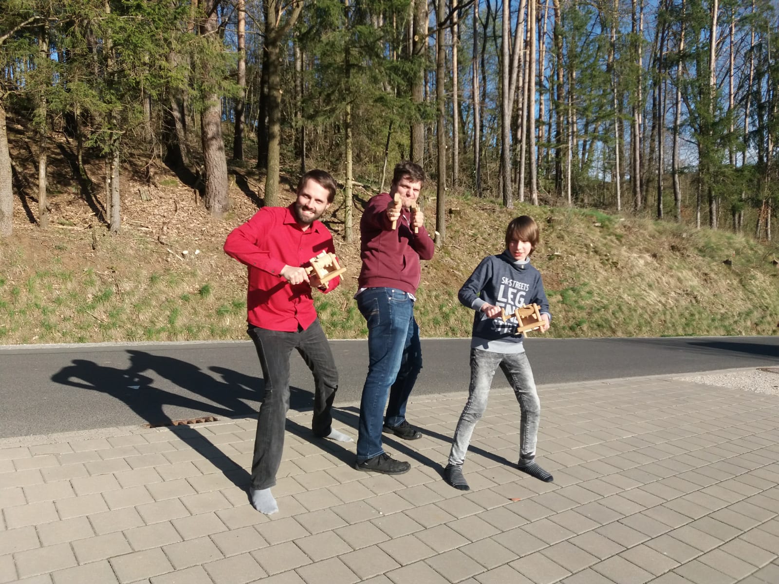 In Büchenbach ratschten die Minis von ihrem Grundstück aus.