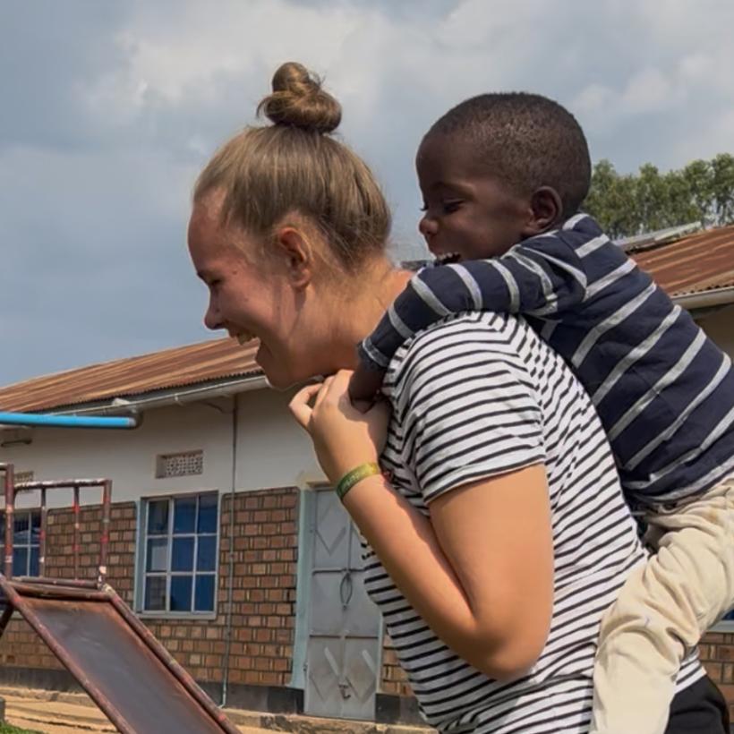 Johanna engagiert sich als Freiwillige in Tansania.