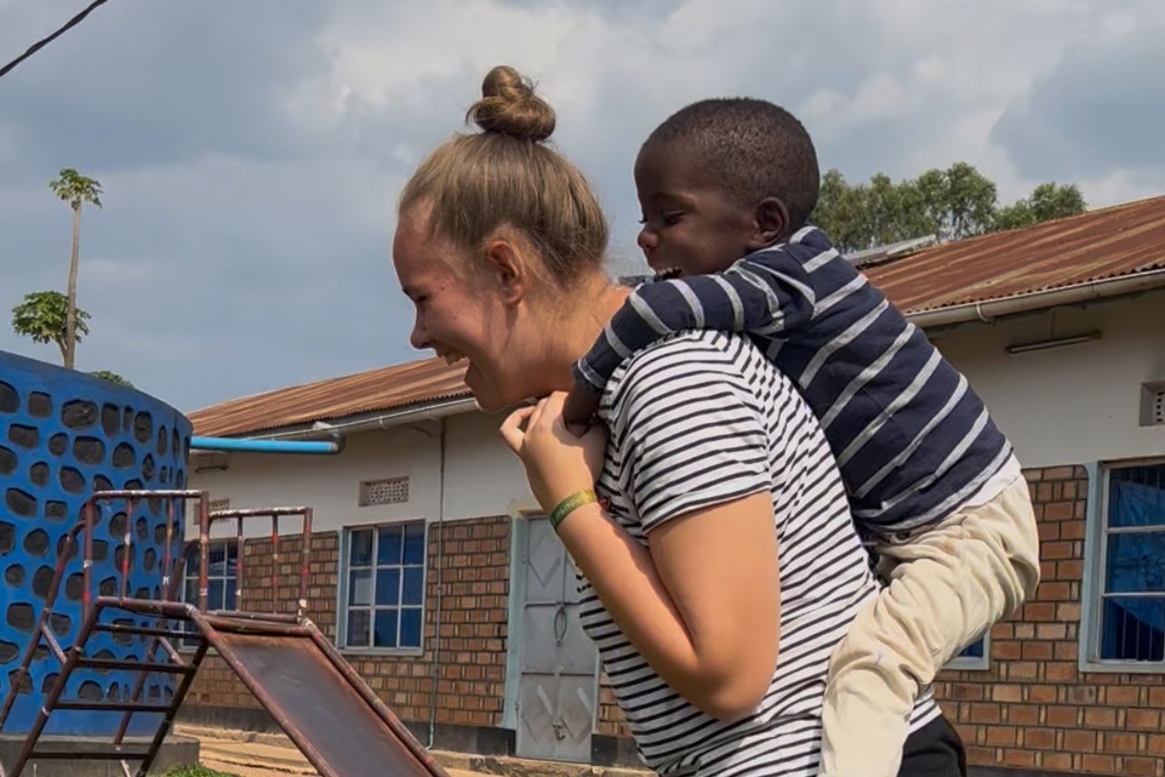 Johanna engagiert sich als Freiwillige in Tansania.