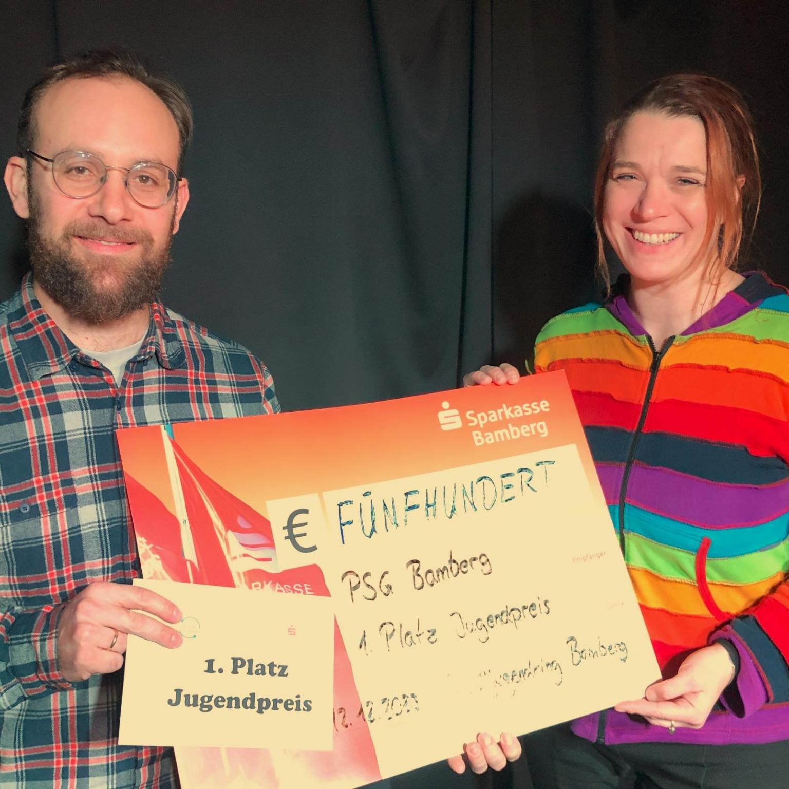 Jugendpfleger Sebastian Wehner überreicht Bildungsreferentin Judith Müller-Reichert den 500-Euro-Scheck für die PSG Bamberg.
