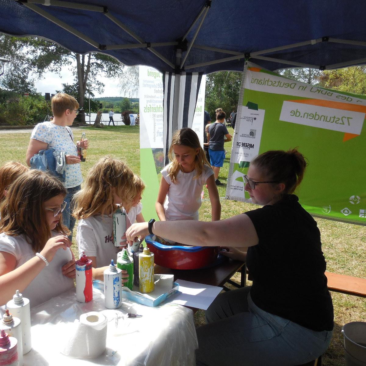 Beim Fest des Kreisjugendrings Lichtenfels 2019 betreute Sarah eine sogenannte Farbschleuder, an der Kinder ein kreatives Bild gestalten konnten indem Farbe auf ein sich drehendes Blatt getropft wird.