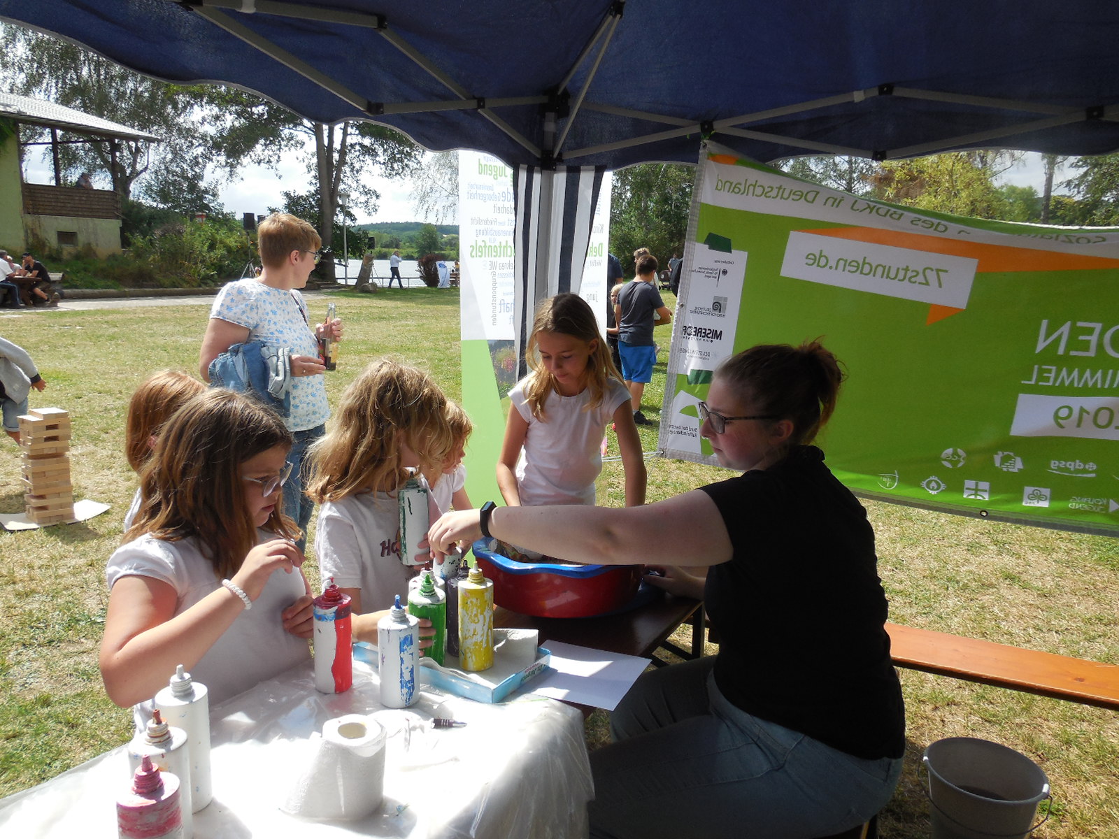 Beim Fest des Kreisjugendrings Lichtenfels 2019 betreute Sarah eine sogenannte Farbschleuder, an der Kinder ein kreatives Bild gestalten konnten indem Farbe auf ein sich drehendes Blatt getropft wird.