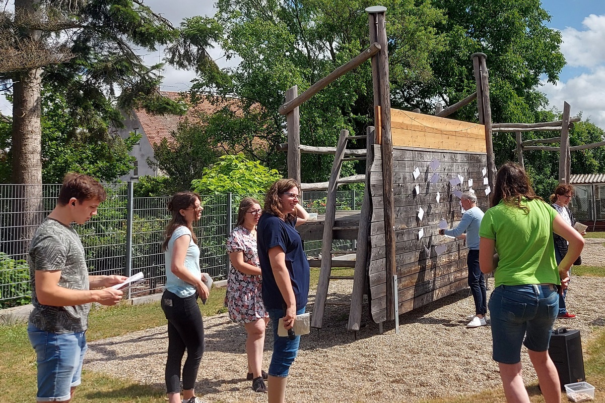 Karten mit Dingen, die man alleine nicht schafften kann, werden an die Mauer gehängt.