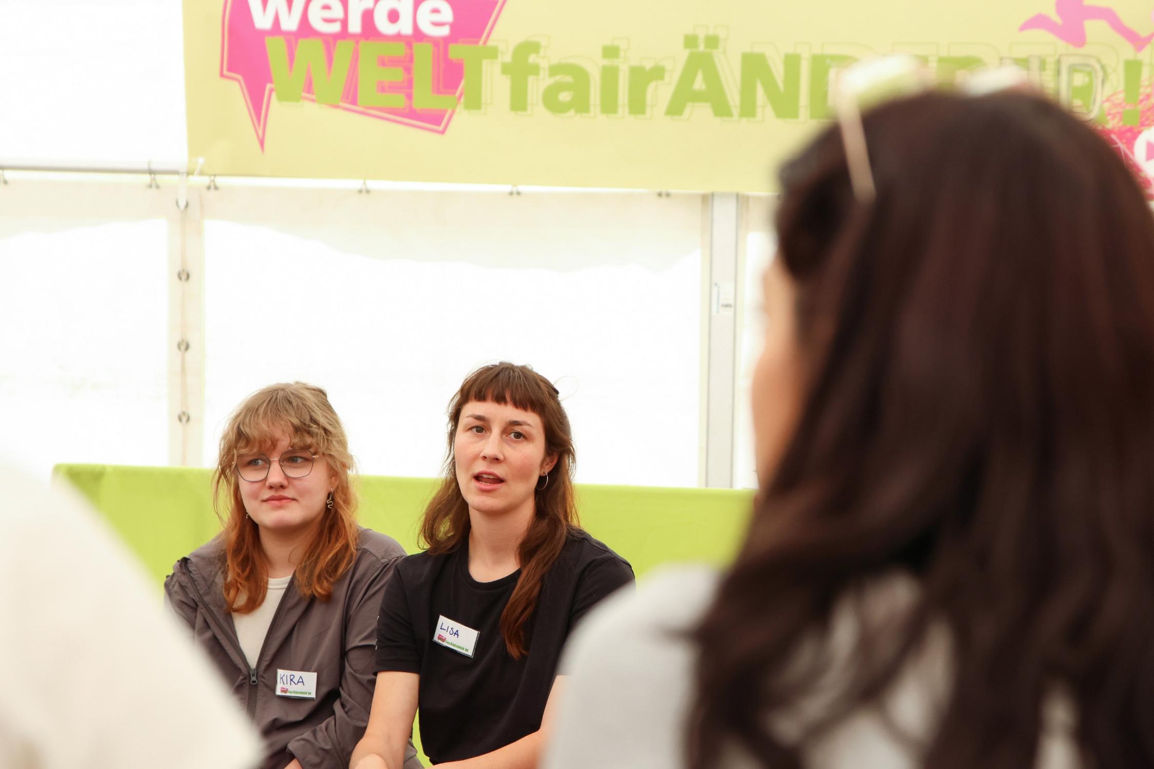 Kira und Lisa gehören zum 'Jetzt WELTfairÄNDERN'-Team. Sie leiten einen Workshop.