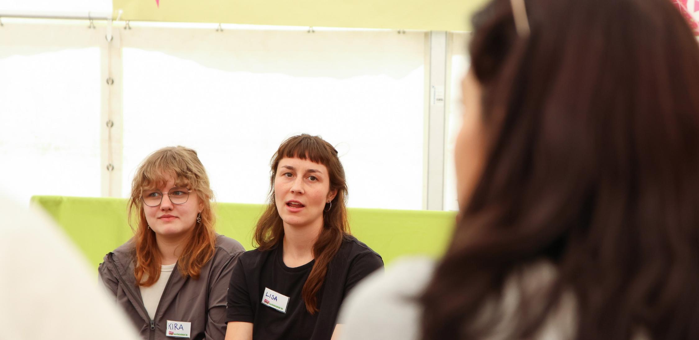 Kira und Lisa gehören zum 'Jetzt WELTfairÄNDERN'-Team. Sie leiten einen Workshop.