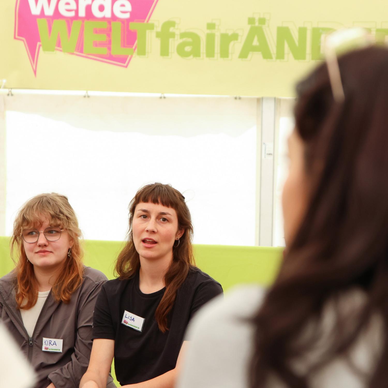 Kira und Lisa gehören zum 'Jetzt WELTfairÄNDERN'-Team. Sie leiten einen Workshop.