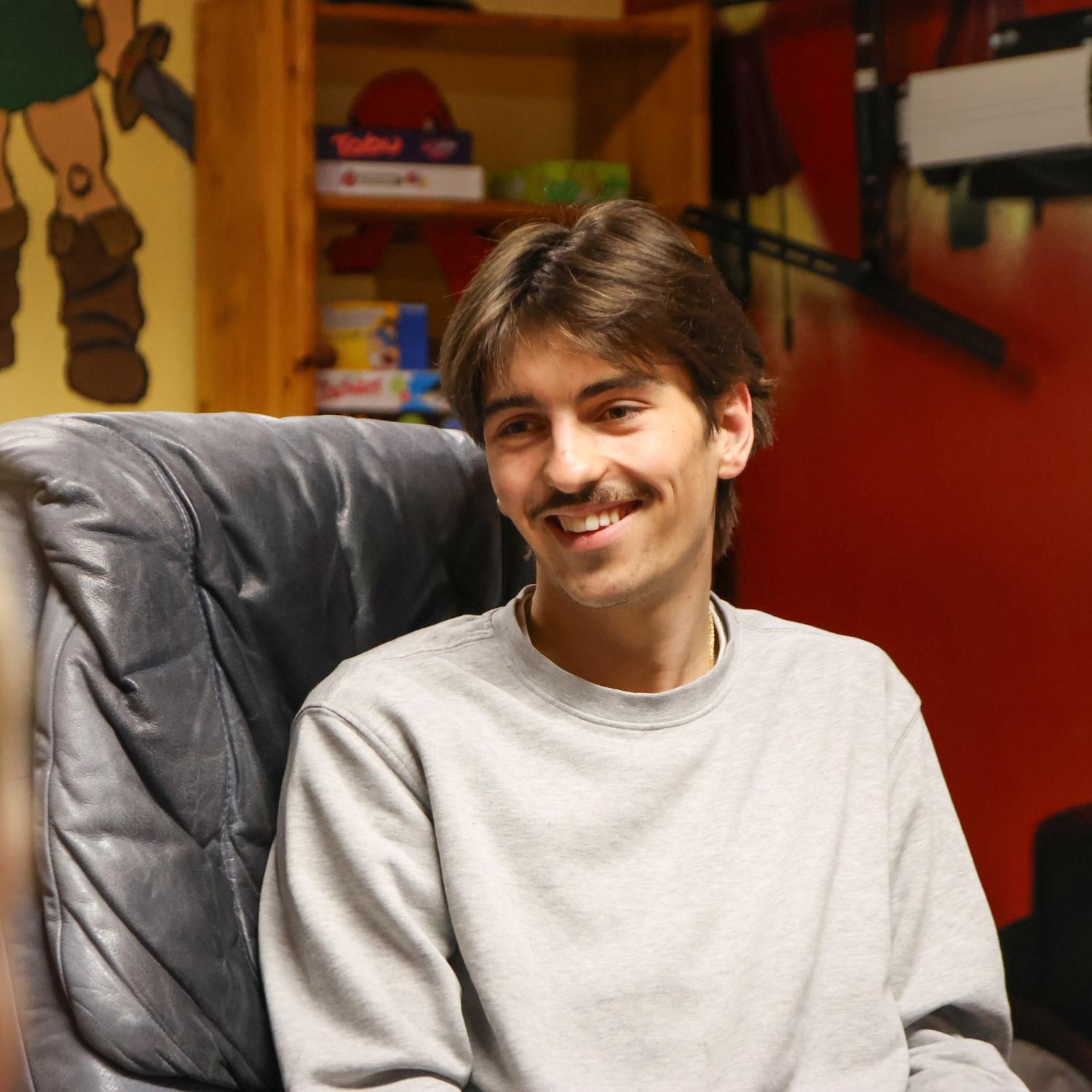 Linus Kleinstück erklärt Jugendlichen die Regeln für das Playstation-Turnier.