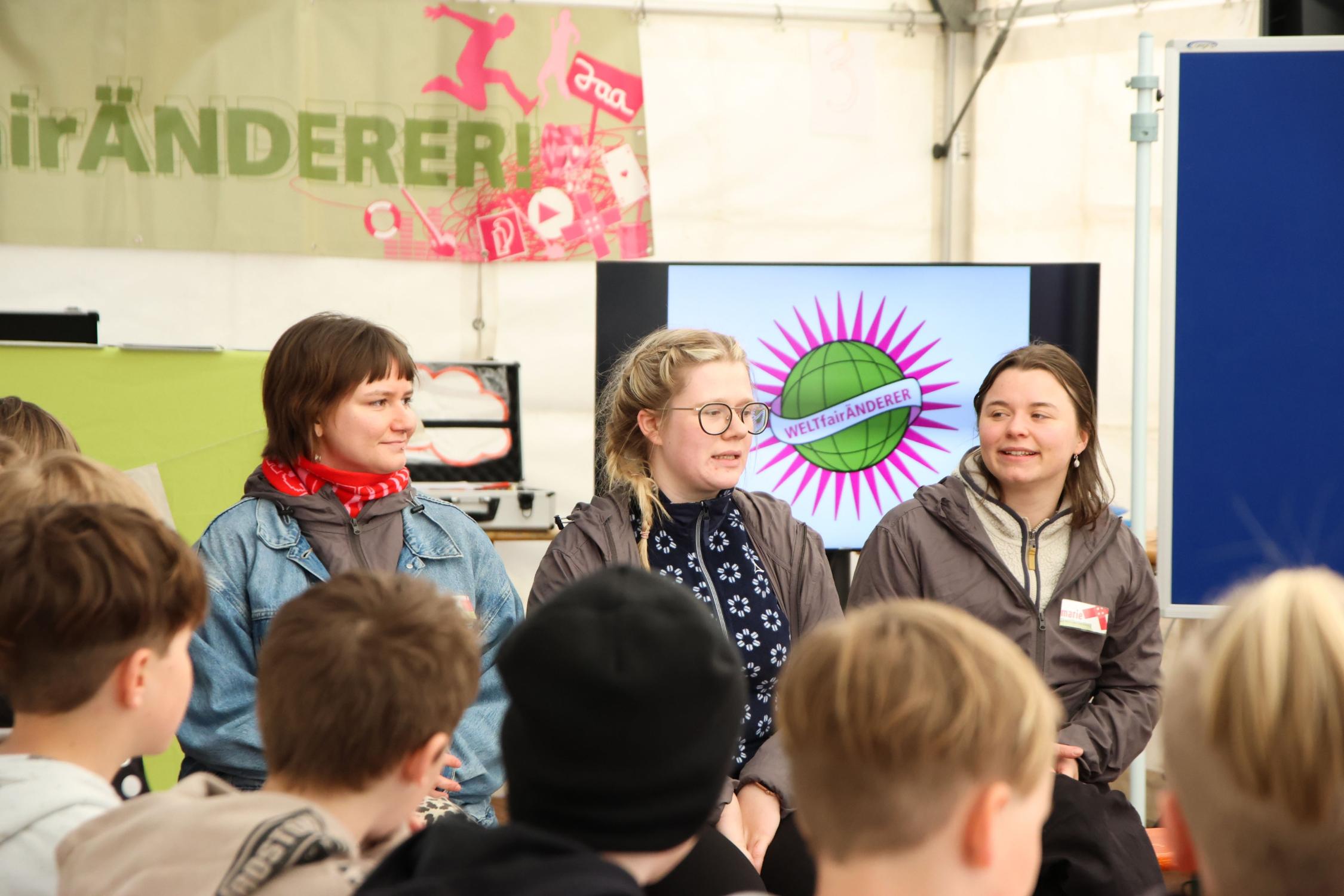 Lotte, Alina und Marie (v. links) geben einen Workshop im Rahmen von 'Jetzt WELTfairÄNDERN!'.