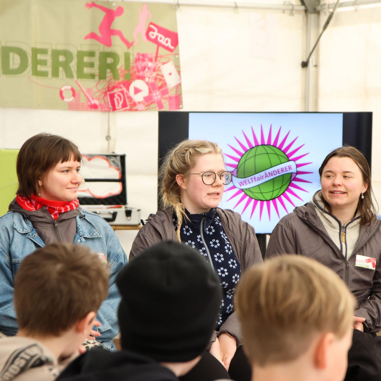 Lotte, Alina und Marie (v. links) geben einen Workshop im Rahmen von 'Jetzt WELTfairÄNDERN!'.