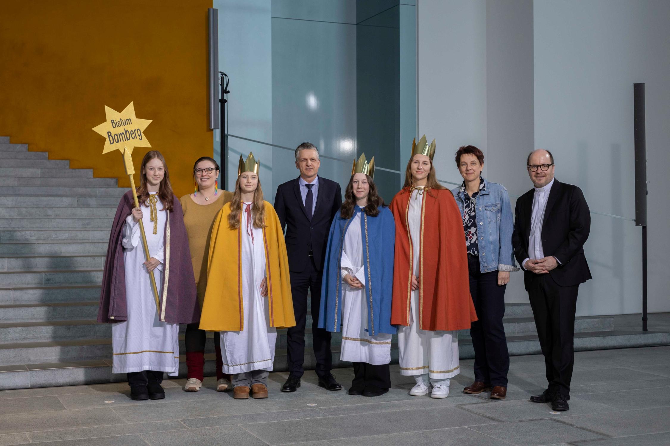 Annika (17), Magdalena (17), Ida (12) und Anna (13) sowie Begleiterin Silke Kraus aus der Pfarrei Bad Staffelstein, Christ-König-Kirche, Reundorf, vertraten das Erzbistum Bamberg beim Sternsingerempfang zur 68. Aktion Dreikönigssingen im Bundeskanzleramt. Zum Gruppenfoto mit Thorsten Frei, Chef des Bundeskanzleramts, stellten sie sich gemeinsam auf mit Pfarrer Dirk Bingener, Präsident des Kindermissionswerks ‚Die Sternsinger‘, und Daniela Hottenbacher, Bundesvorsitzende des Bundes der Deutschen Katholischen Jugend (BDKJ).