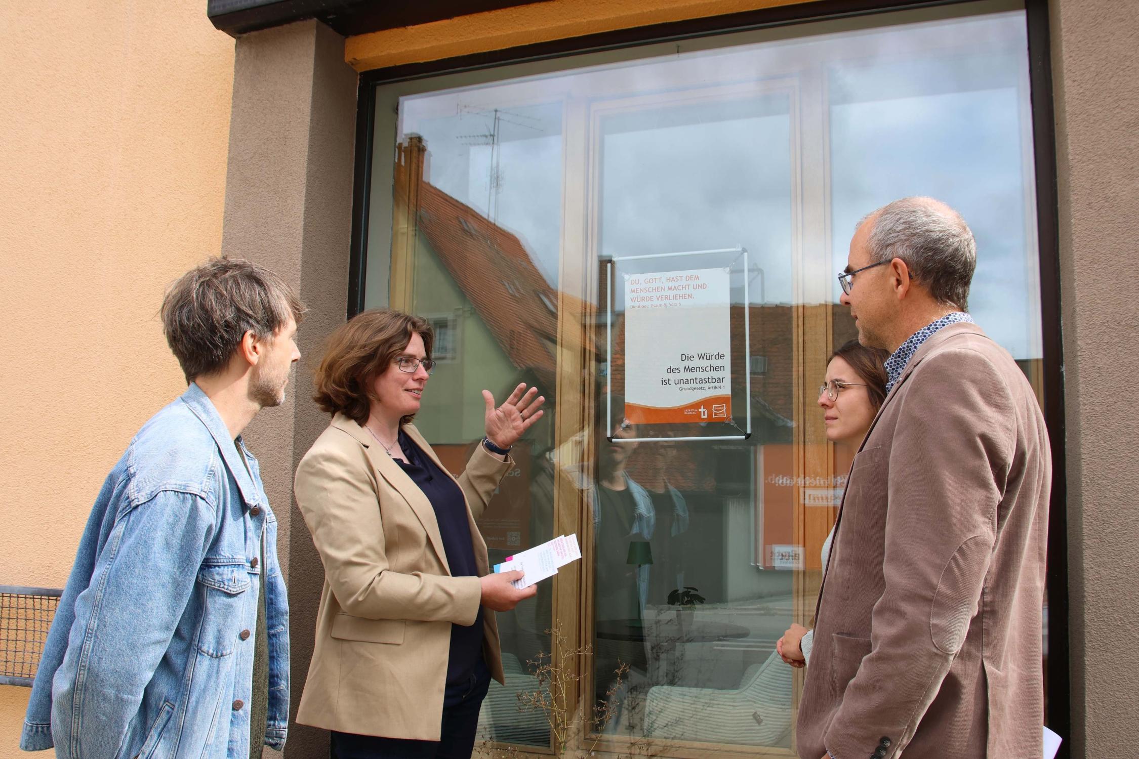Mitarbeitende des Jugendamts der Erzdiözese bei der Präsentation der neuen Plakate im Rahmen der Fairen Woche (v.l.): Frank Jost, Anja Baumer-Löw, Ramona Schreiner, Björn Scharf.