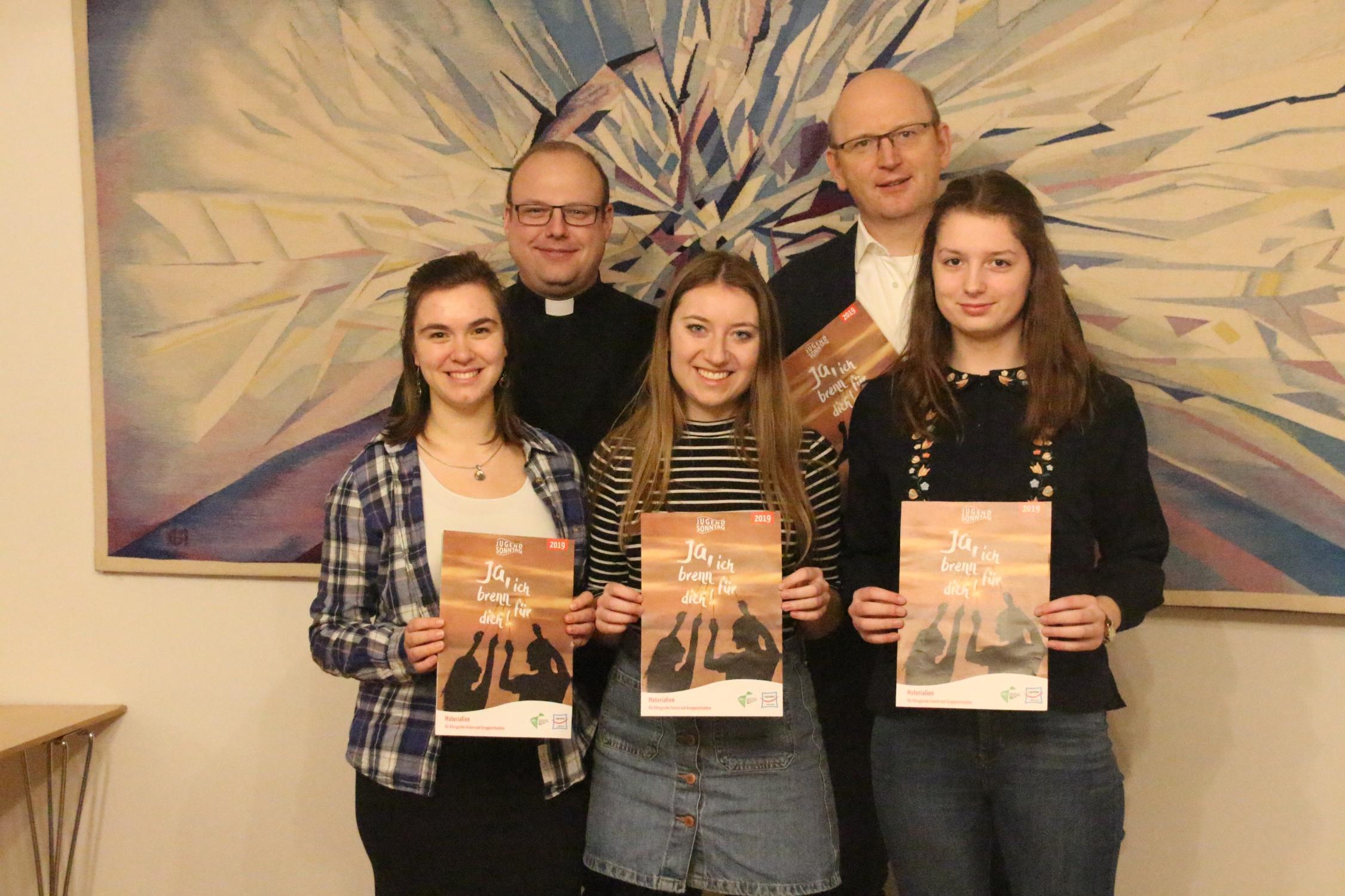 Noemi Labusch, Madeleine Welker und Leonie Peetz (v.l.n.r.) haben die Arbeitshilfe gestaltet - unterstützt von Norbert Förster und Tobias Lübbers.