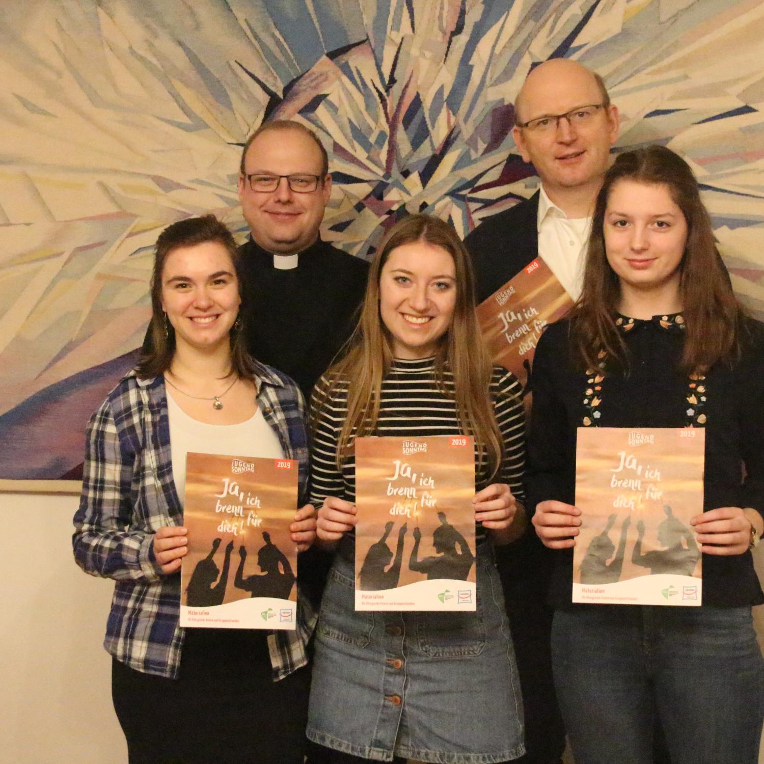 Noemi Labusch, Madeleine Welker und Leonie Peetz (v.l.n.r.) haben die Arbeitshilfe gestaltet - unterstützt von Norbert Förster und Tobias Lübbers.