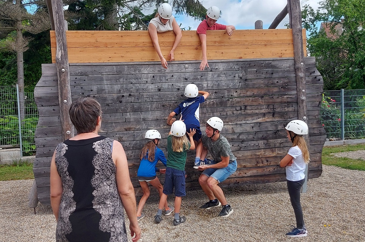 Ob man die Mauer gemeinsam wirklich bezwingen kann, das versucht ein mutiges Team nach dem Gottesdienst.