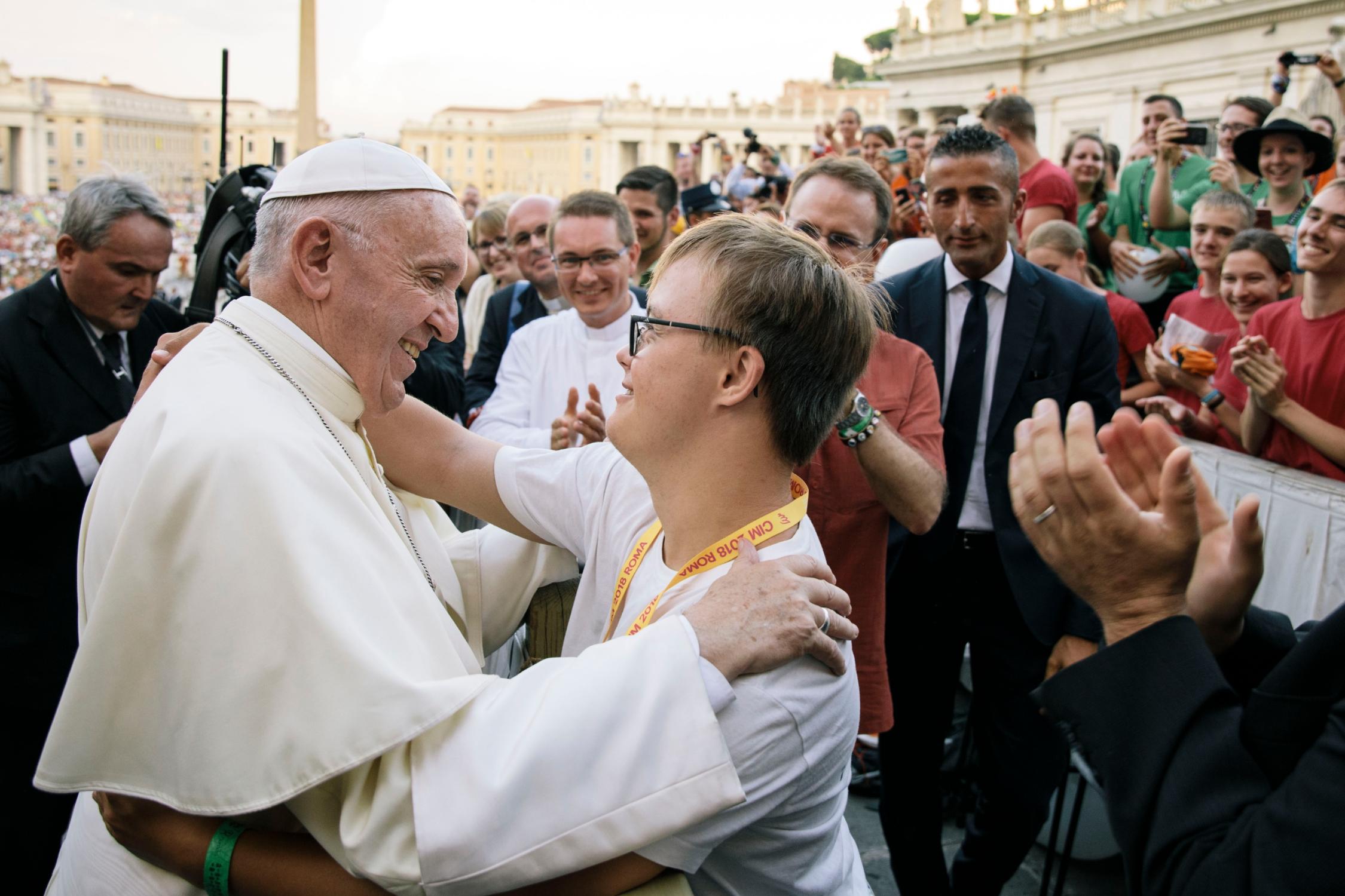 Papst Franziskus drückt und segnet Michael Eberl aus Bayreuth (Pfarrei Heilig Kreuz).