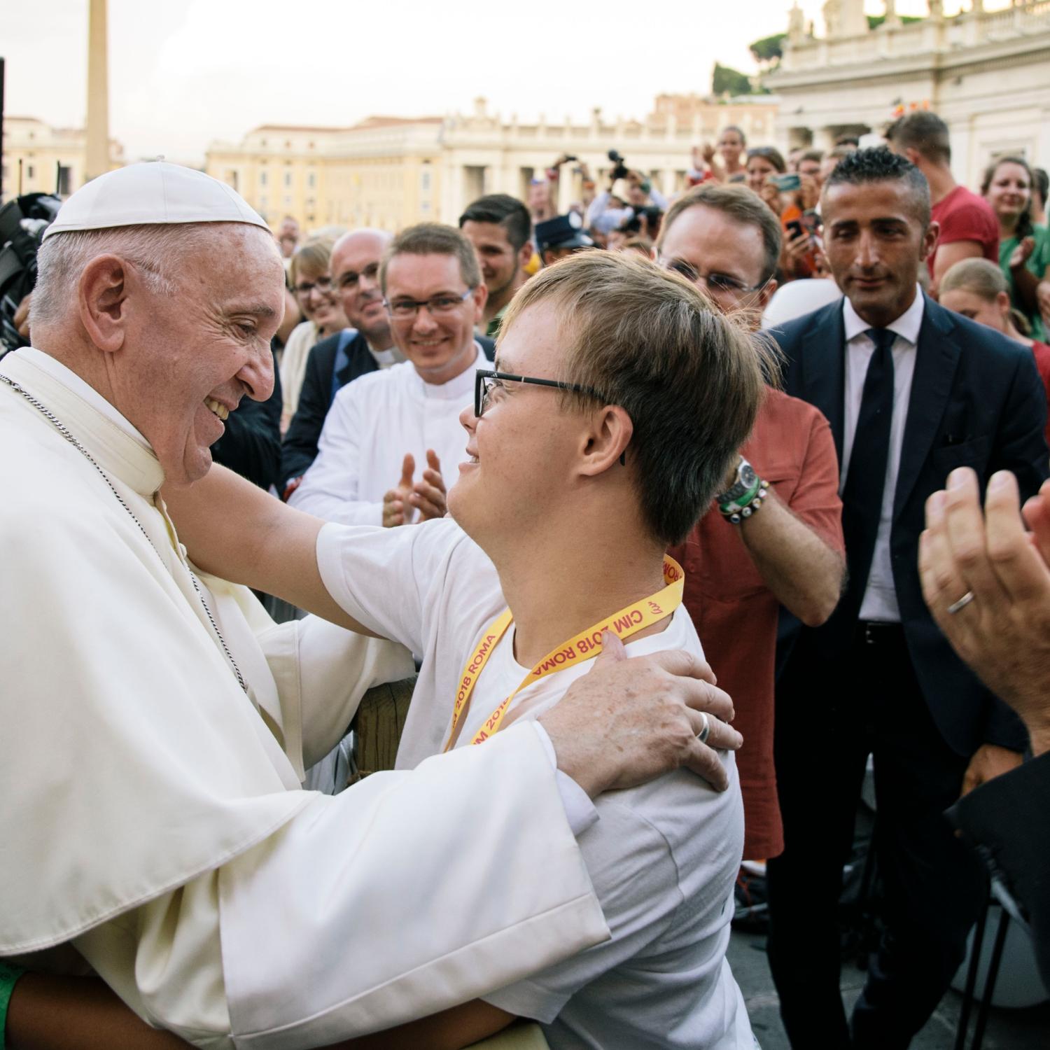 Papst Franziskus drückt und segnet Michael Eberl aus Bayreuth (Pfarrei Heilig Kreuz).
