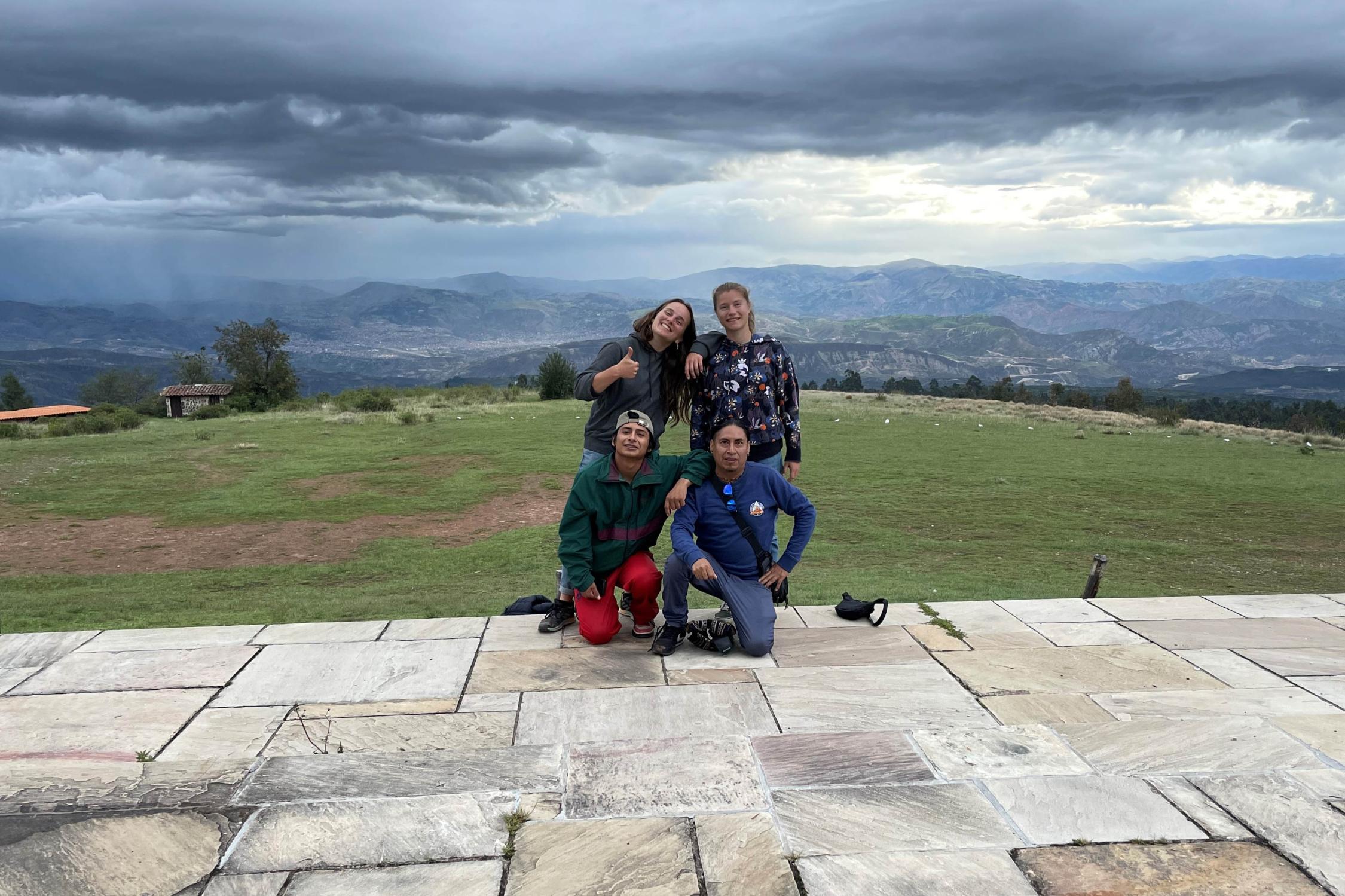 Pauline Berlet (hinten rechts) mit Freunden in Peru.