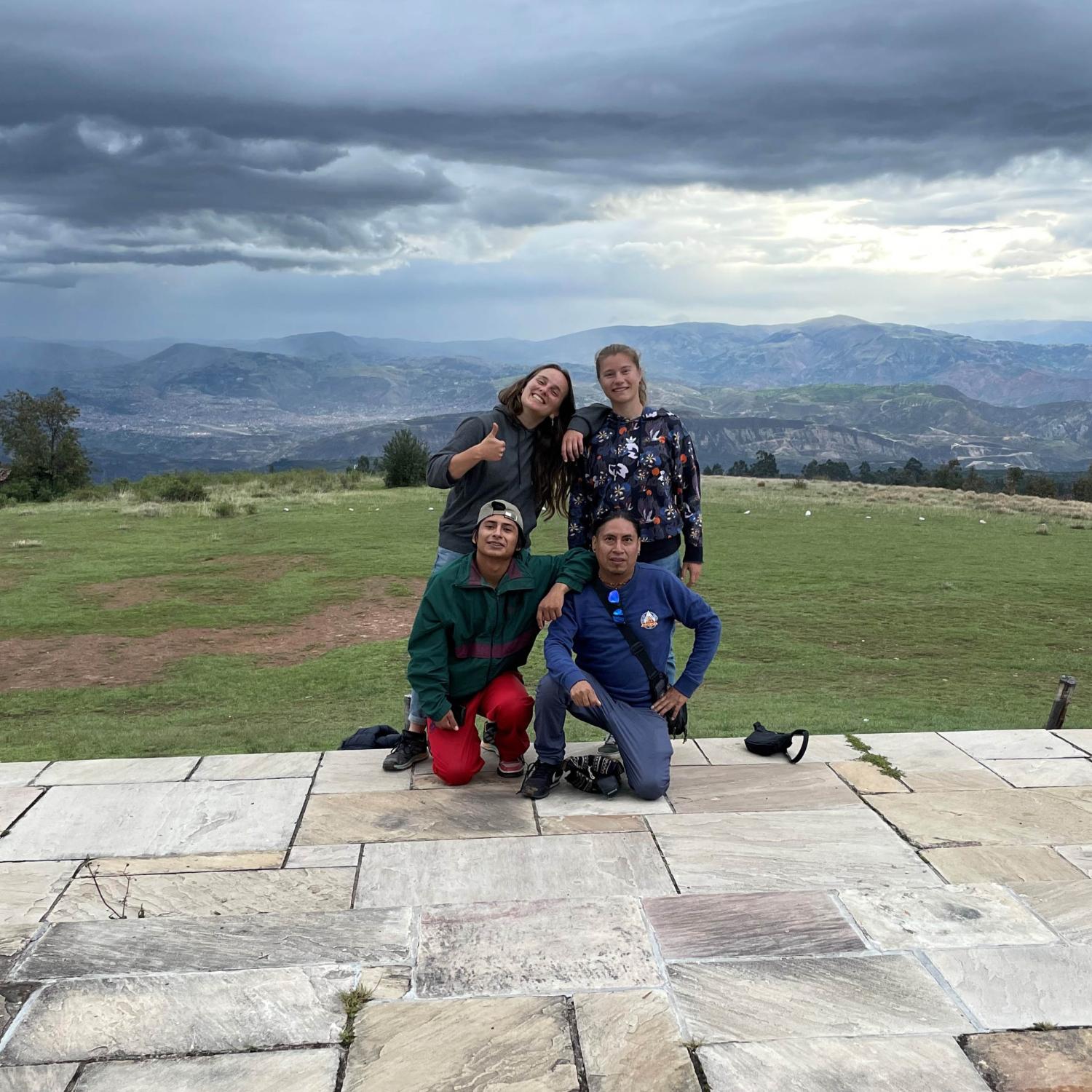 Pauline Berlet (hinten rechts) mit Freunden in Peru.