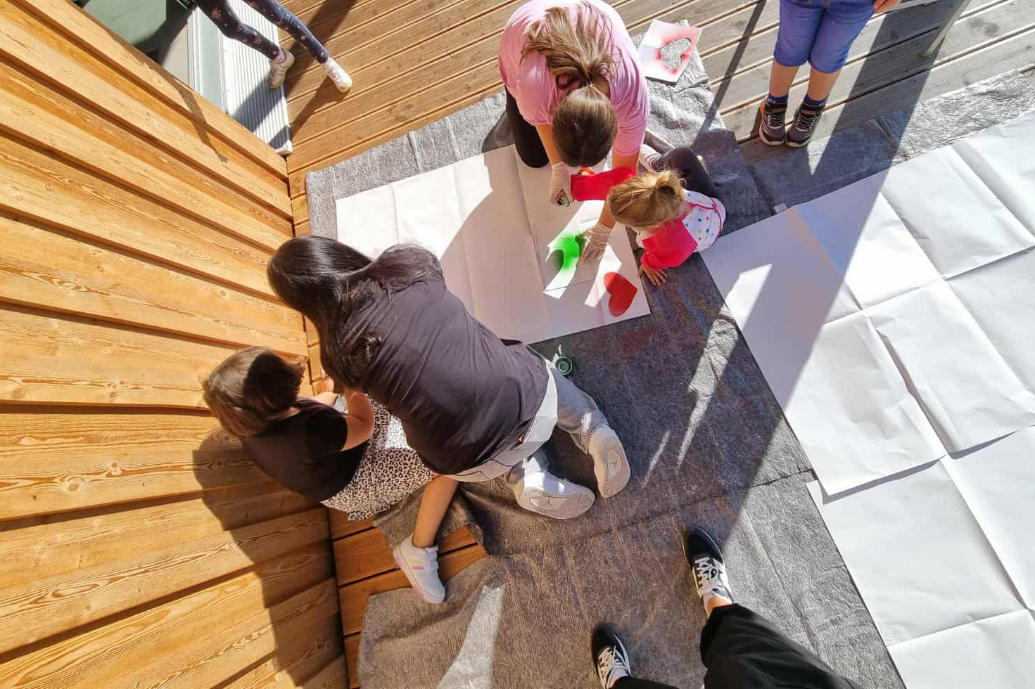 Kinder beim Gestalten der Plakatwand