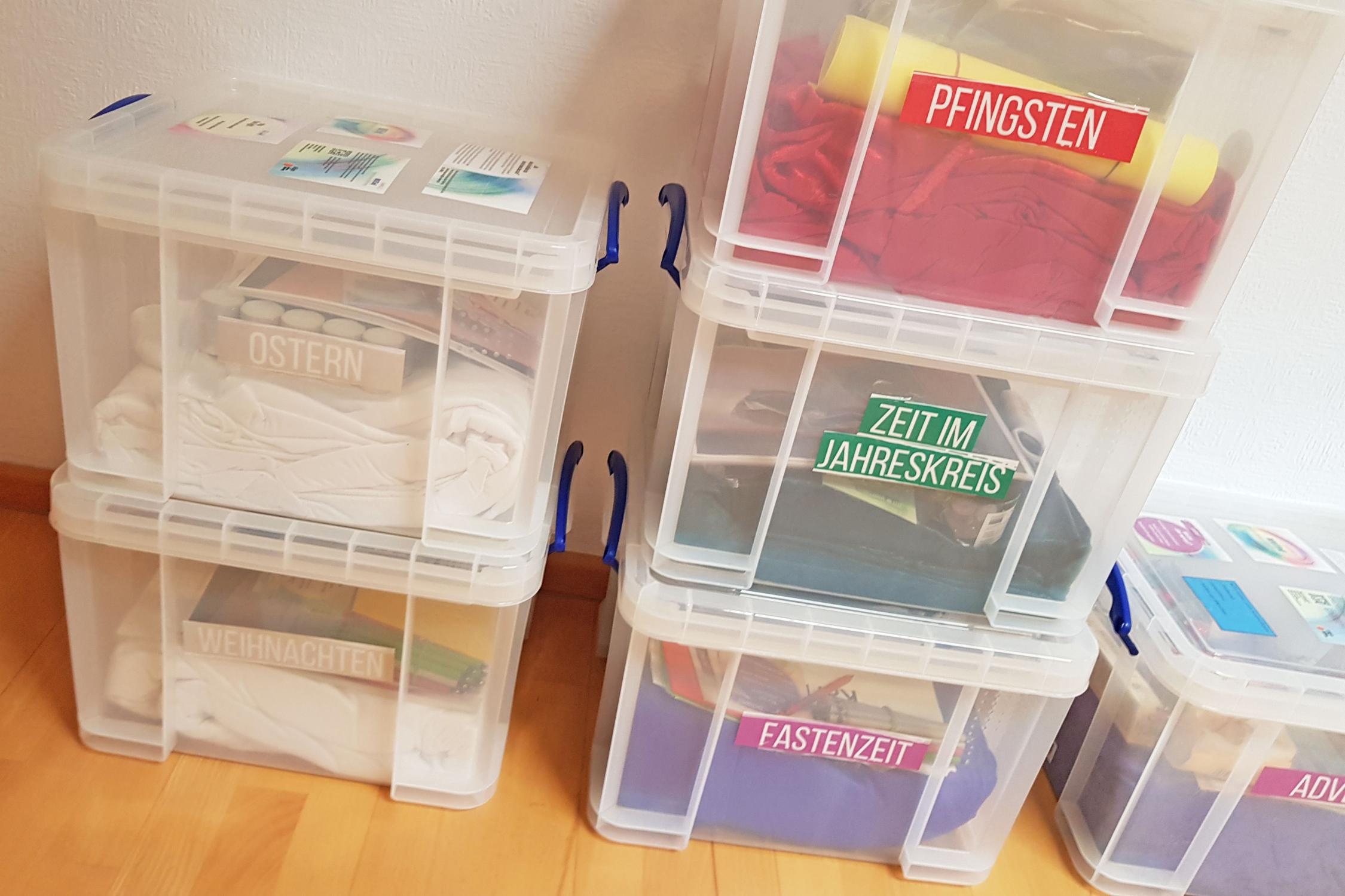 Sechs Boxen für die sechs Phasen des Kirchenjahres.