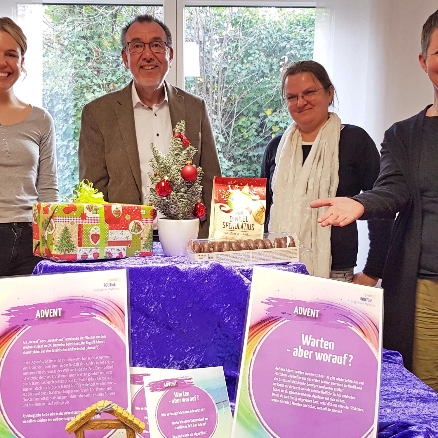 Sie präsentieren den Inhalt der Adventsbox (v.l.n.r.): Johanna Zielowski, Thomas Müller, Bärbel Janzing und Christina Tilmann.