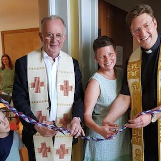 Sie weihen die neuen Büros in Kulmbach ein (v.l.n.r.): Pfarrer Hans Roppelt, Bildungsreferentin Christina Tilmann und Diözesanjugendpfarrer Gerd Richard Neumeier.