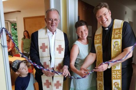Sie weihen die neuen Büros in Kulmbach ein (v.l.n.r.): Pfarrer Hans Roppelt, Bildungsreferentin Christina Tilmann und Diözesanjugendpfarrer Gerd Richard Neumeier.
