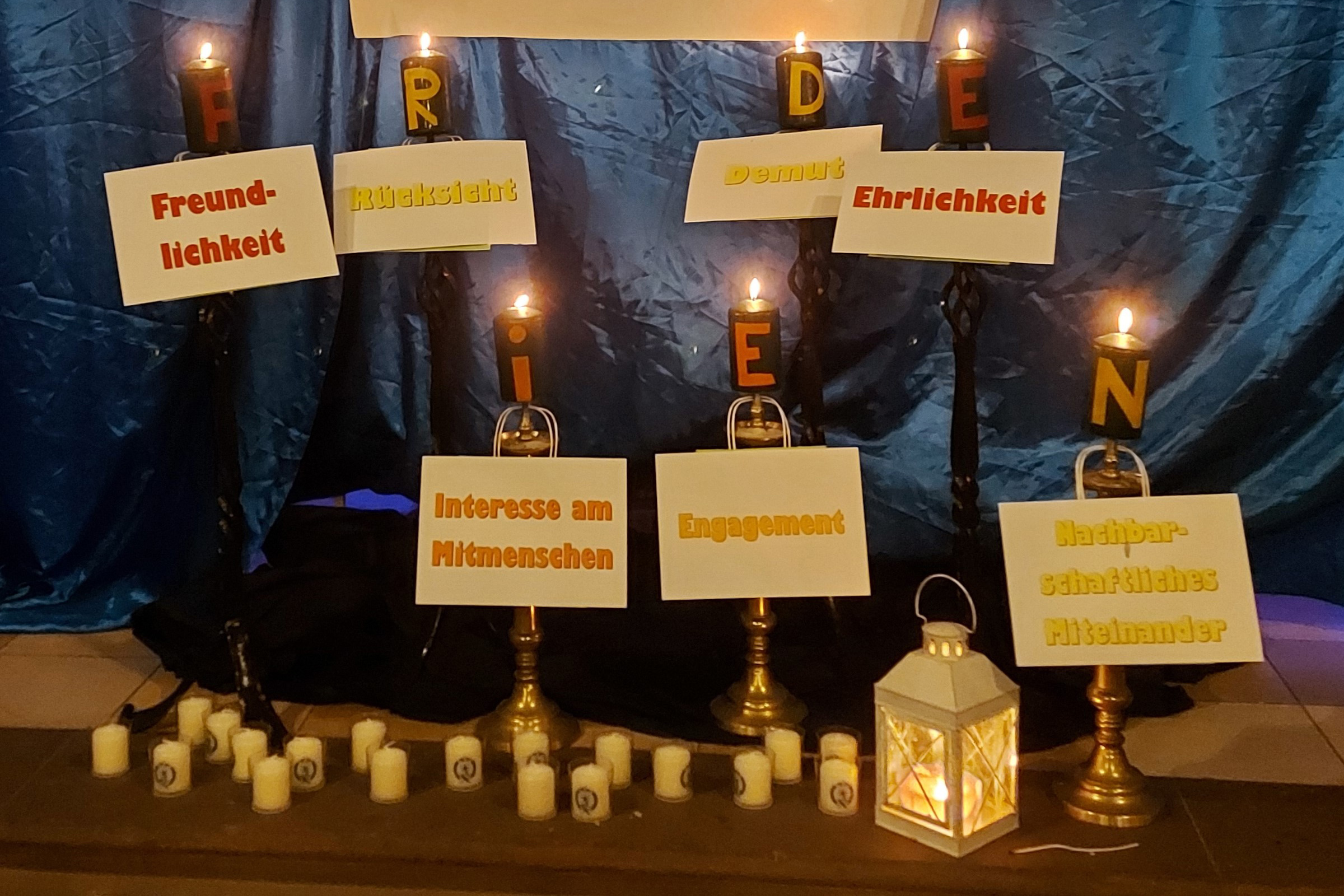 Sieben brennende Friedenskerzen