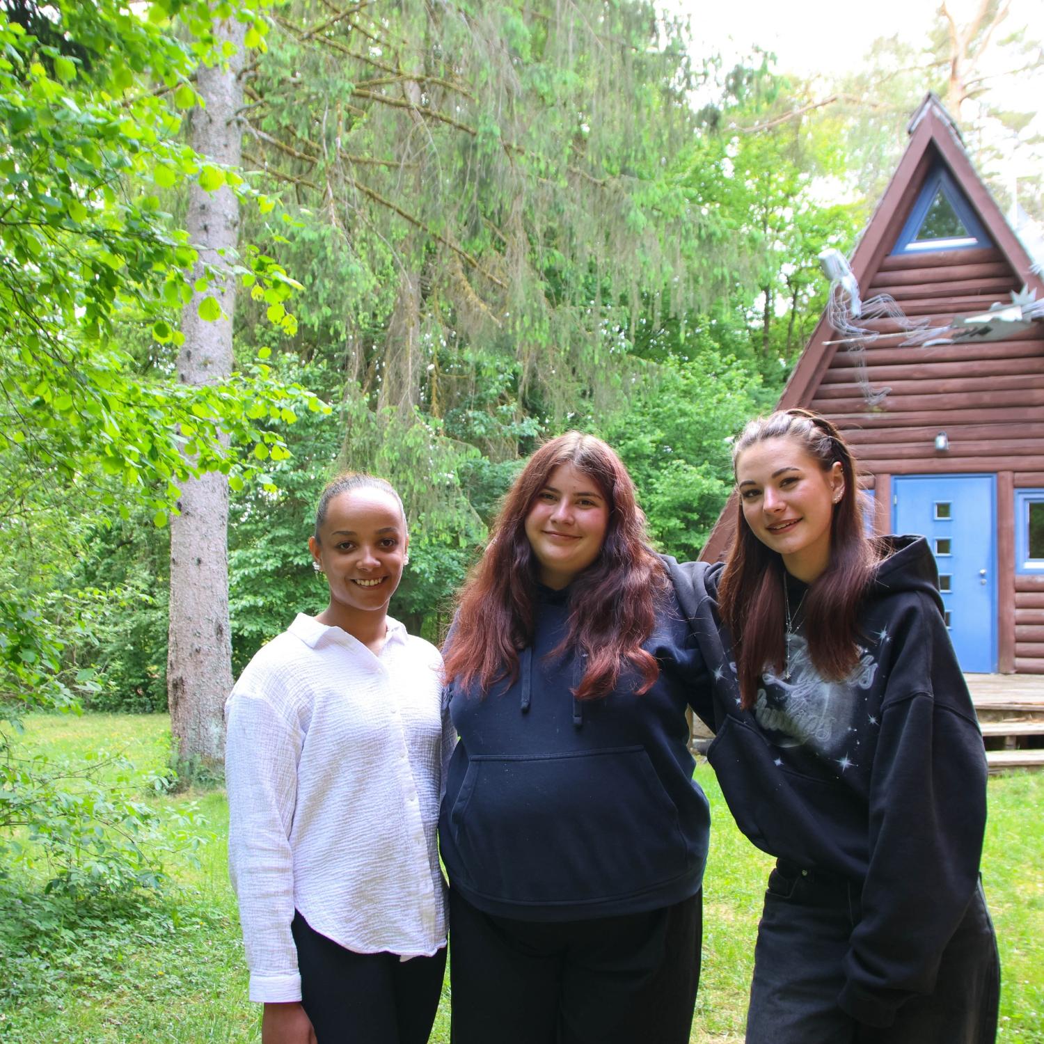 Teilnehmerinnen aus dem BFD-Jahrgang 2024/25 (v.l.): Sharon (17), Gina (20) und Kyra (17).