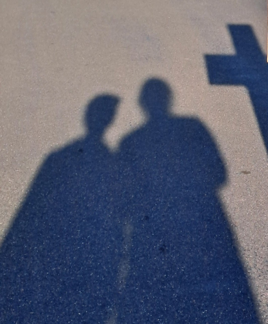 Zwei Schatten unter dem Kreuz