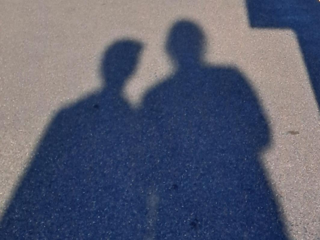 Zwei Schatten unter dem Kreuz