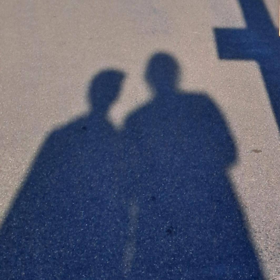 Zwei Schatten unter dem Kreuz