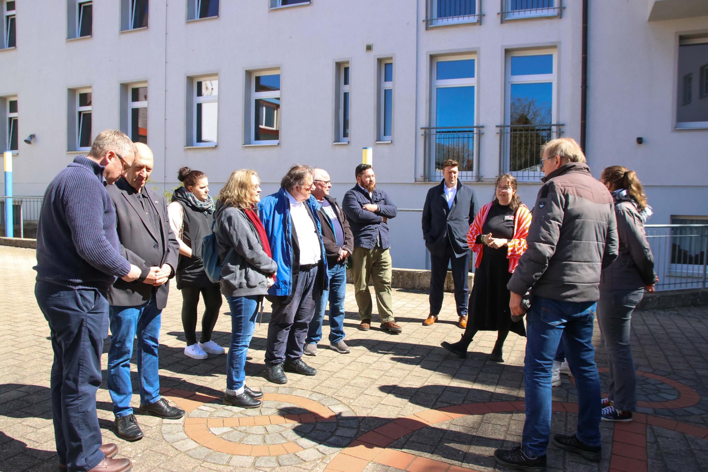 Verschiedene Verantwortungsträger*innen und Projektinteressierte erhalten Informationen von Carolin Bittner (Rednerin in der Mitte).
