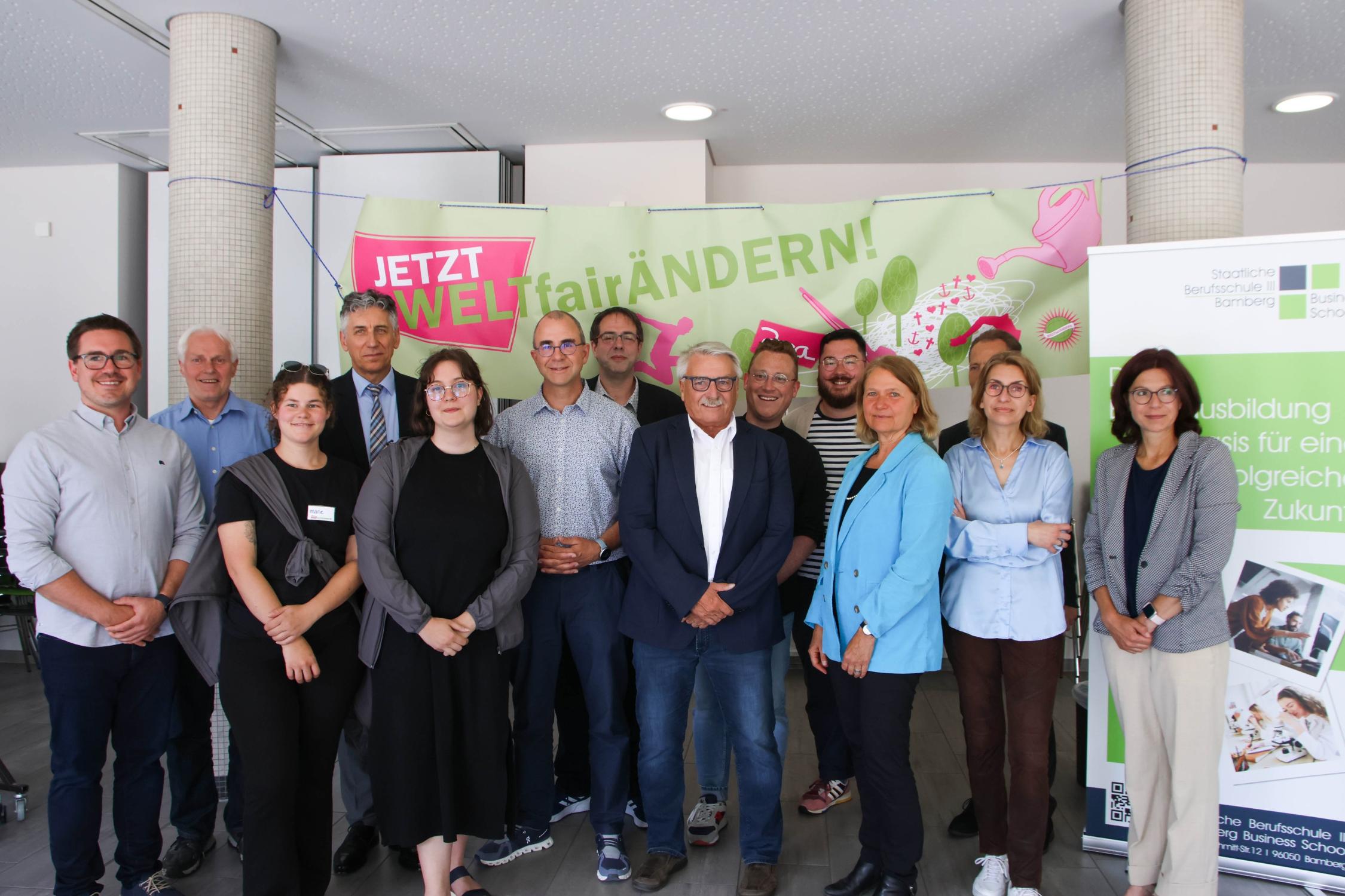Vertreterinnen und Vertreter des Teams 'Jetzt WELTfairÄNDERN!', der Schule, der Politik, des BDKJ-Diözesanverbands Bamberg, des Jugendamts der Erzdiözese und der Universität Bamberg.
