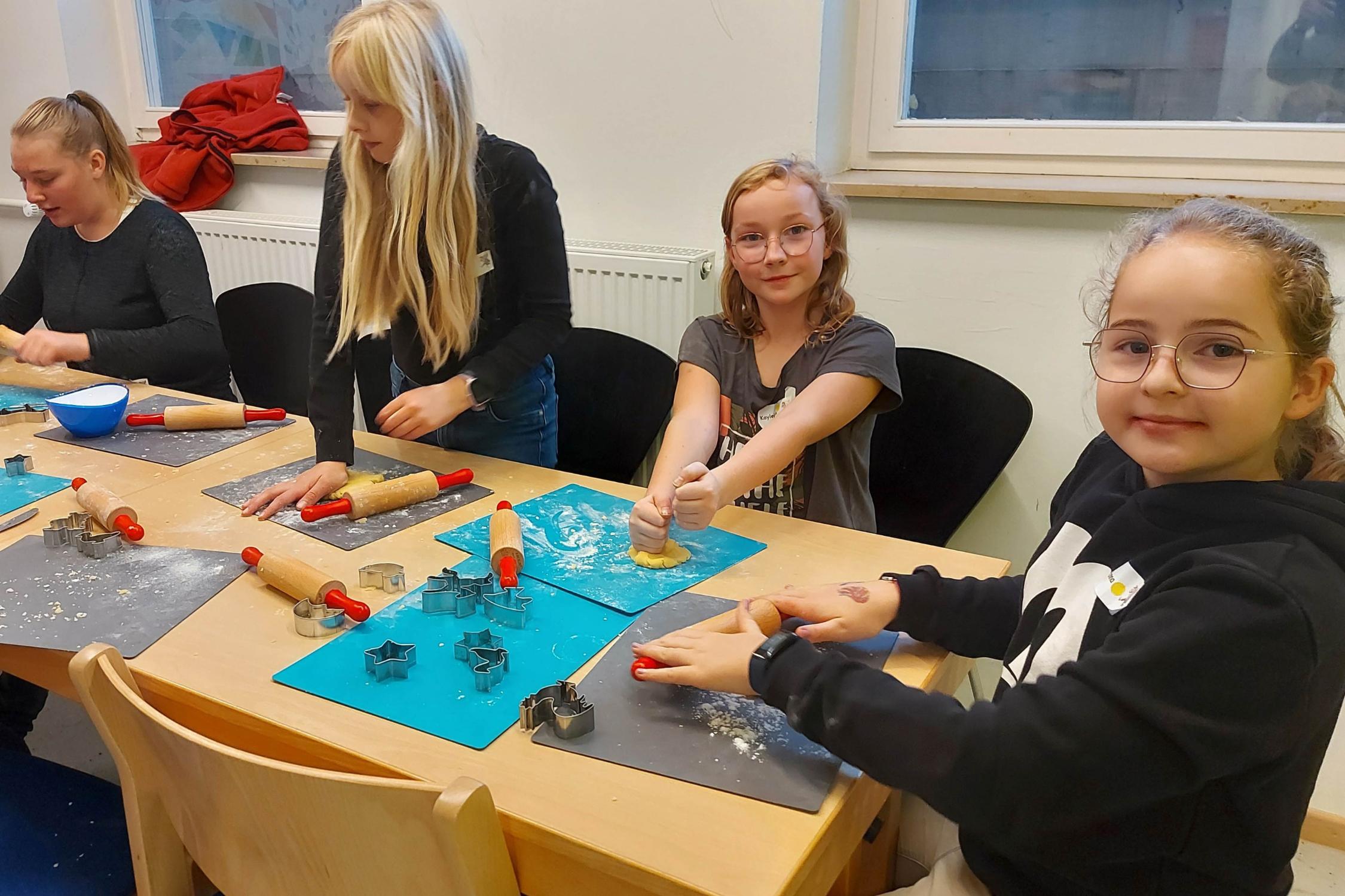 Workshop „Martin im Gänsestall“ – nur nicht zu viel naschen, damit noch Kekse zum Kaba übrig bleiben.