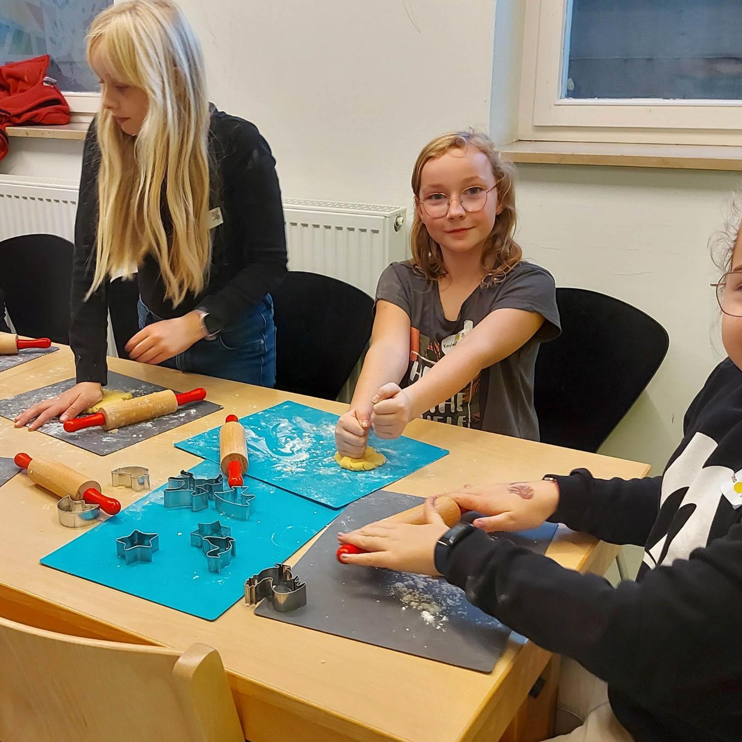Workshop „Martin im Gänsestall“ – nur nicht zu viel naschen, damit noch Kekse zum Kaba übrig bleiben.