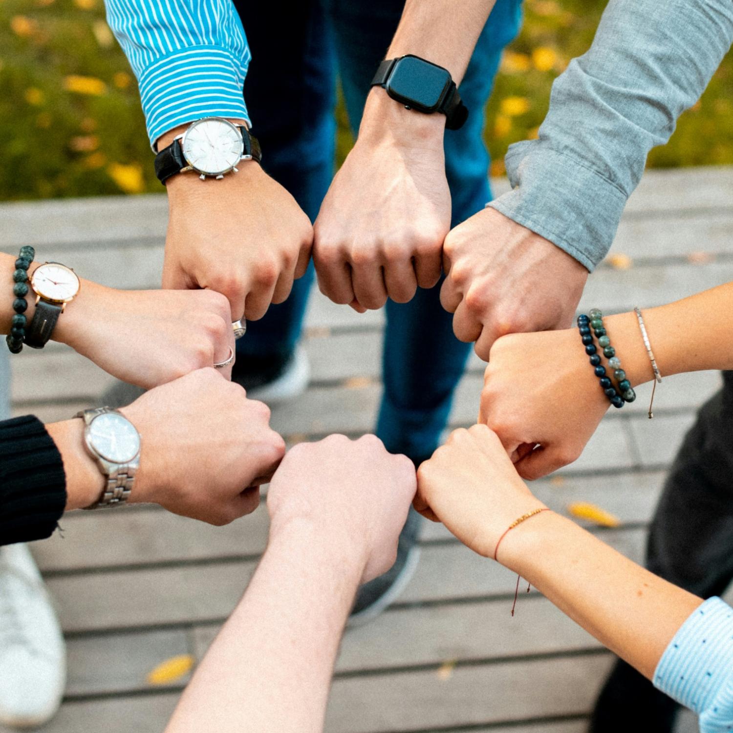 Gruppe von Menschen, die ihre Hände zusammenlegen