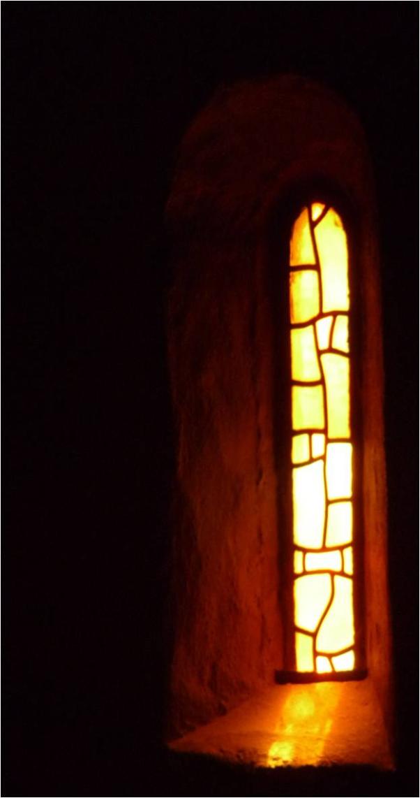 erleuchtetes kirchenfenster
